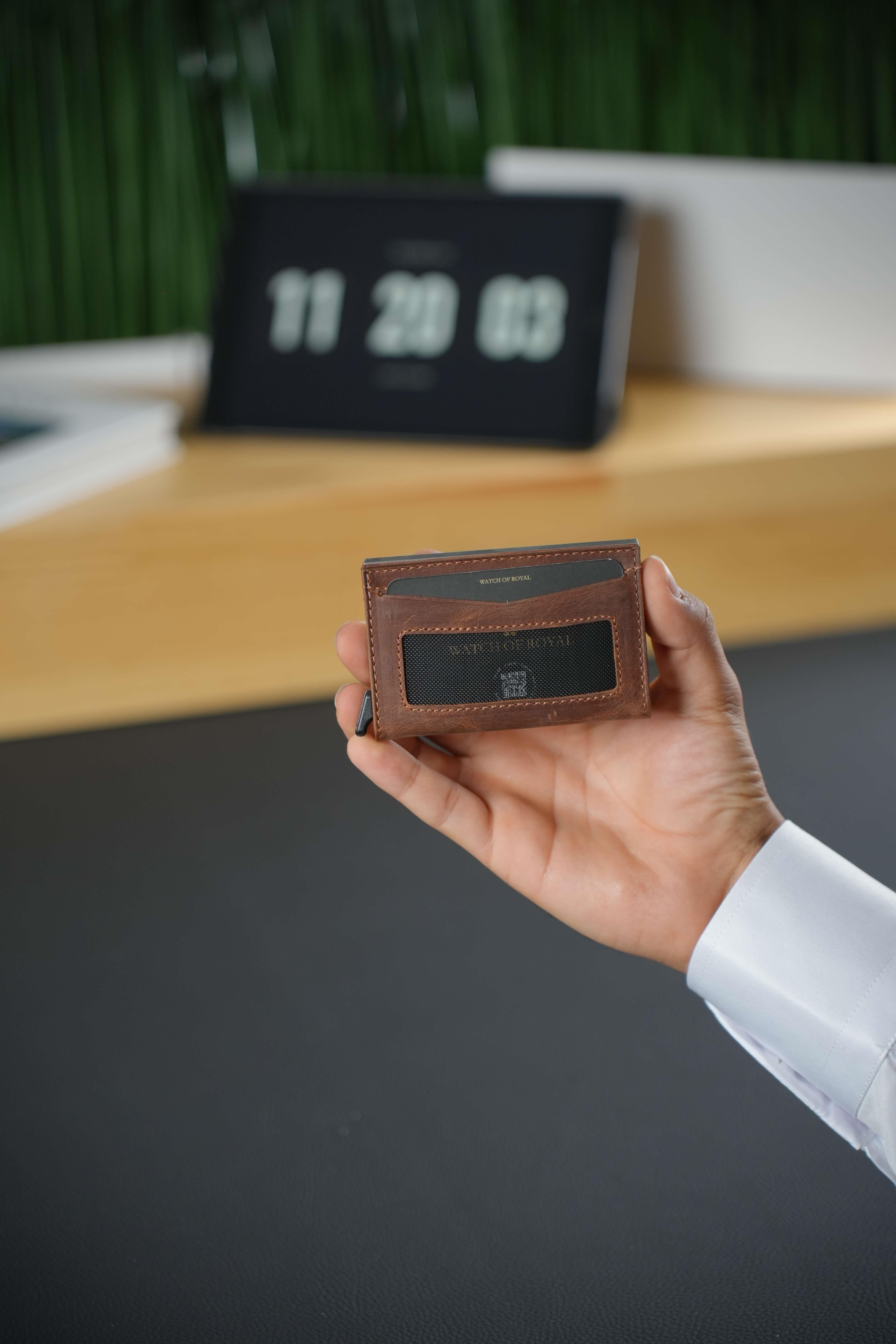 MaxShield Efekt Taba Hakiki Deri RFID Kartlık - 12 Kart Kapasiteli MekanizmalıCüzdan&Kartlık KonseptWATCHOFROYALMaxShield MaxShield Efekt Taba Hakiki Deri RFID Kartlık - 12 Kart Kapasiteli Mekanizmalı