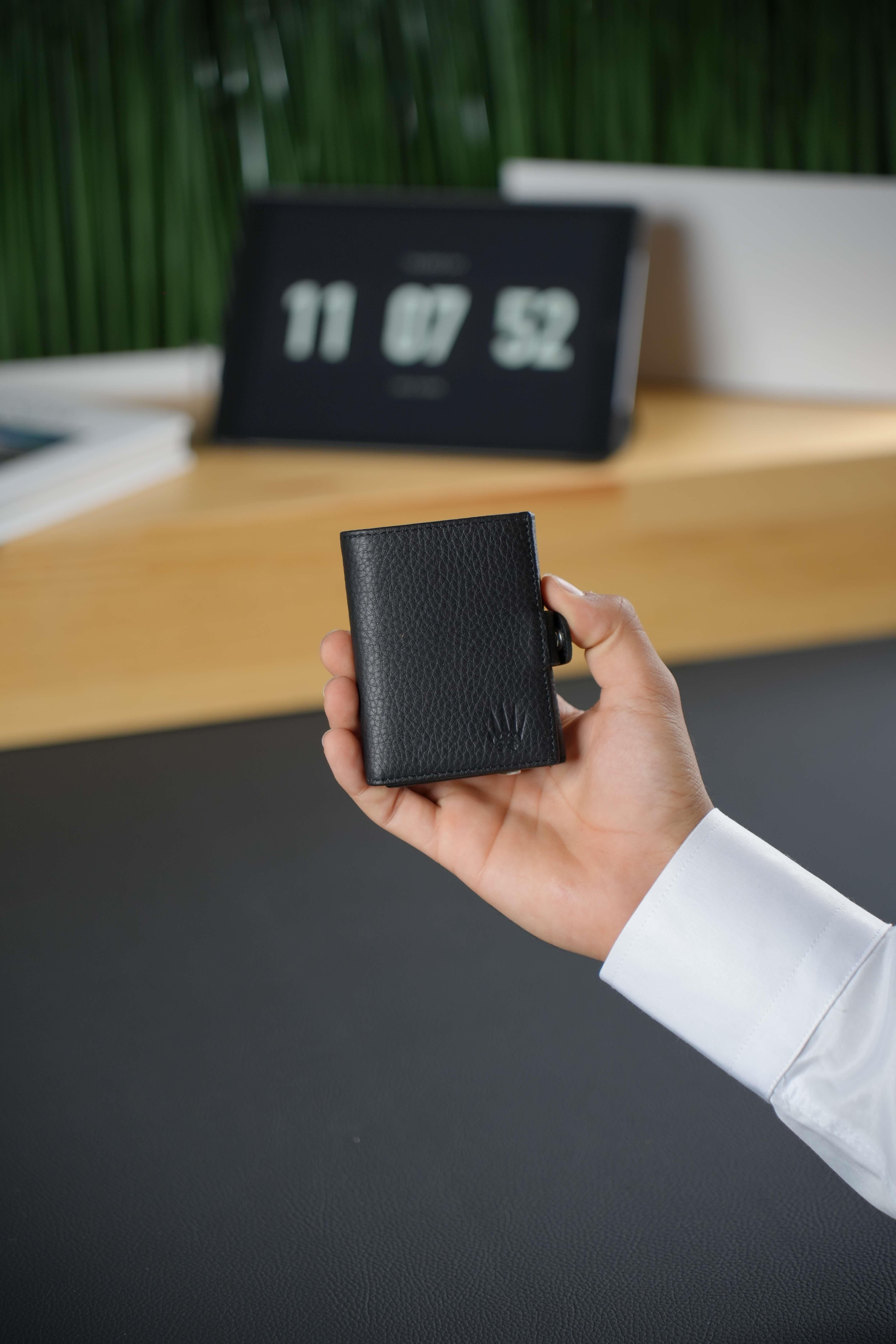 Scott Yeşil Hakiki Deri Cüzdan - Modern ve Fonksiyonel Cüzdan WalletWATCHOFROYALScottScott Yeşil Hakiki Deri Cüzdan - Modern ve Fonksiyonel Cüzdan 