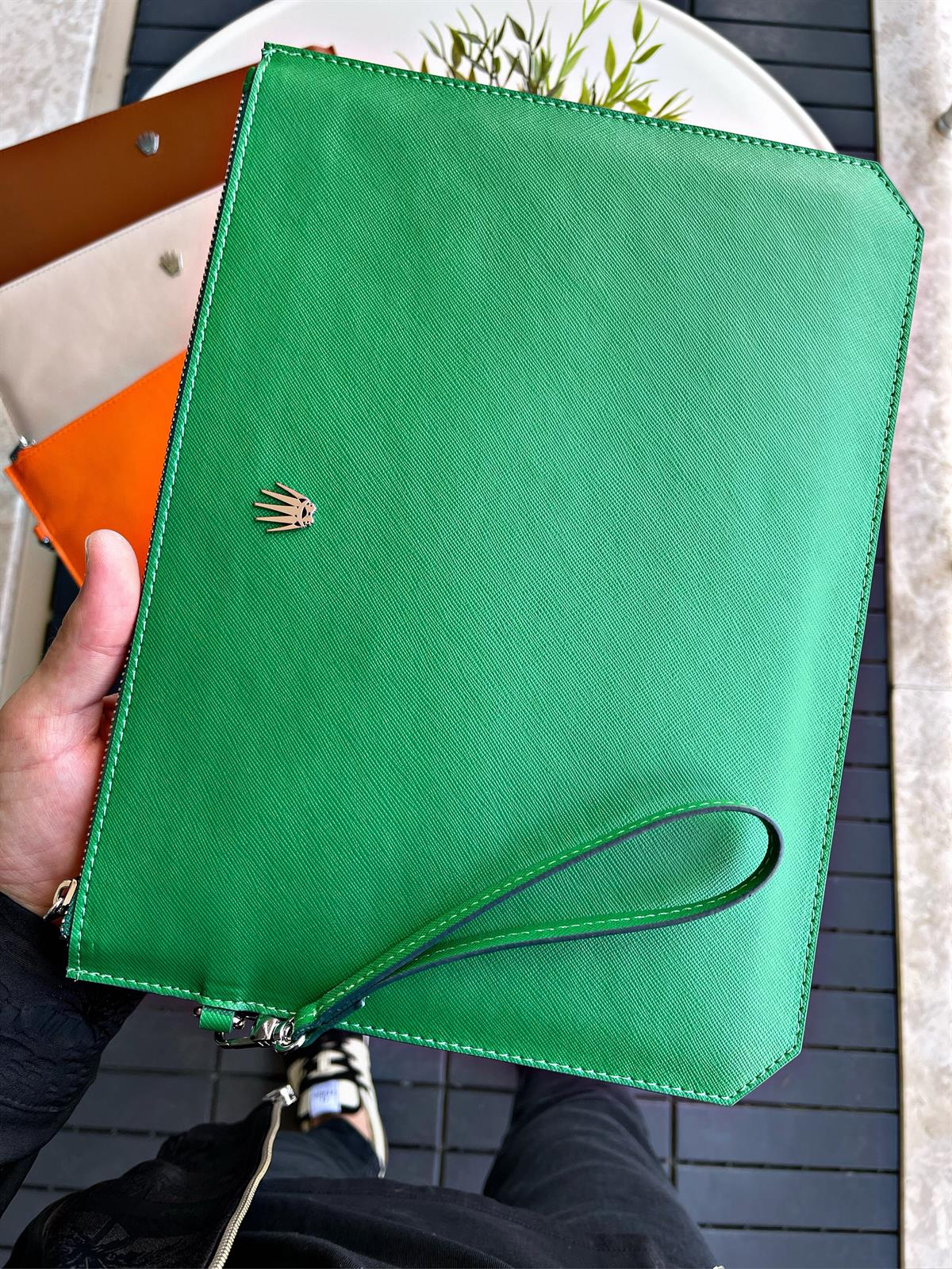 ÖZEL VEGAN DERİ ERKEK&KADIN YEŞİL EL ÇANTASI,TELEFON VE PARA BÖLMESİ,GÜVENLİ SAKLAMA İÇİN FERMUARLI KİLİT SİSTEMİ,İŞLEVSEL EL TUTMA ASKISI, MİNİMALİST TASARIM PORTFÖY ÇANTAHANDBAGWATCHOFROYALCLUTCH ÖZEL VEGAN DERİ ERKEK&KADIN YEŞİL EL ÇANTASI,TELEFON VE PARA BÖLMESİ,GÜVENLİ SAKLAMA İÇİN FERMUARLI KİLİT SİSTEMİ,İŞLEVSEL EL TUTMA ASKISI, MİNİMALİST TASARIM PORTFÖY ÇANTA