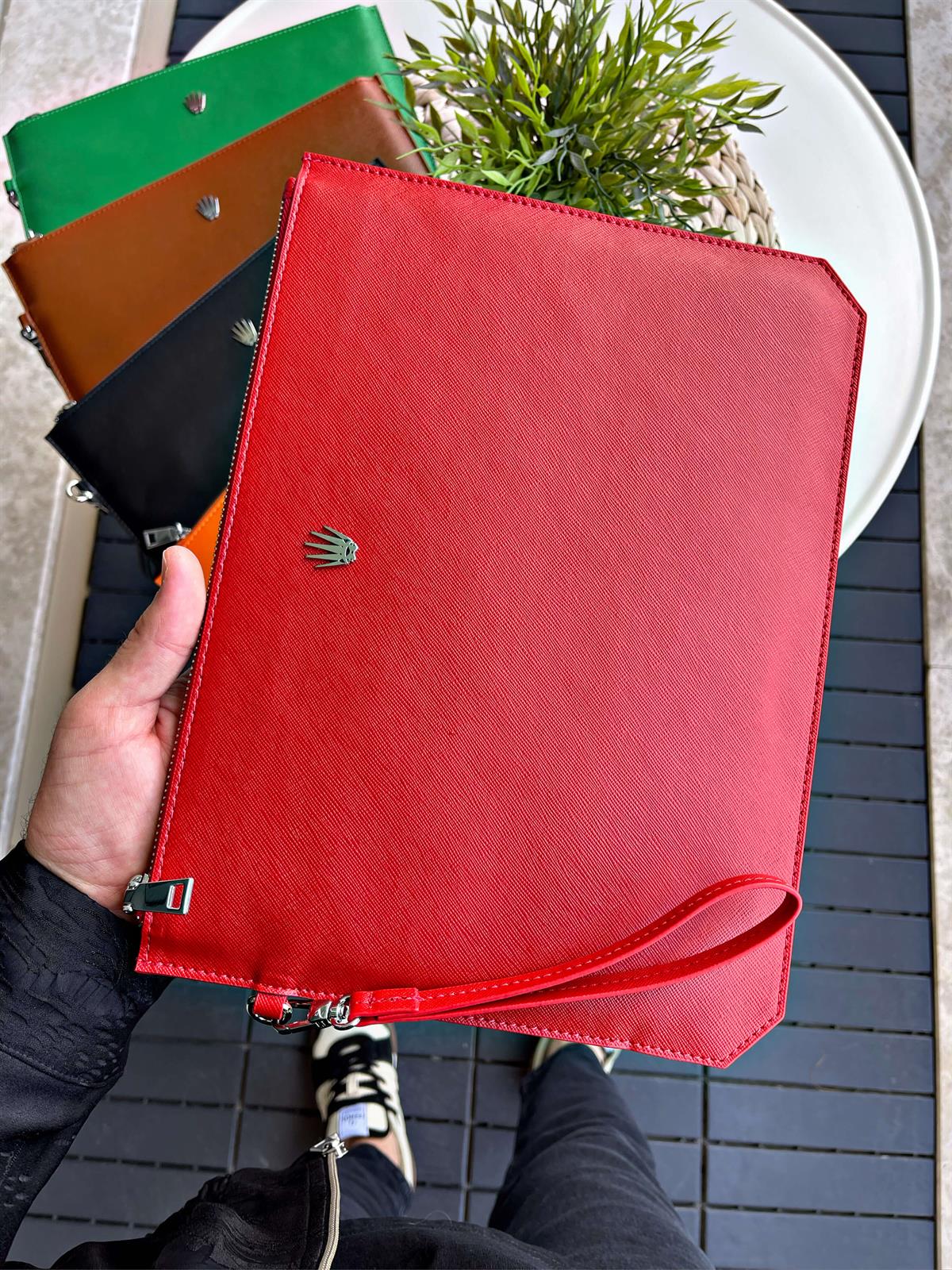 ÖZEL VEGAN DERİ ERKEK&KADIN KIRMIZI EL ÇANTASI,TELEFON VE PARA BÖLMESİ,GÜVENLİ SAKLAMA İÇİN FERMUARLI KİLİT SİSTEMİ,İŞLEVSEL EL TUTMA ASKISI, MİNİMALİST TASARIM PORTFÖY ÇANTAHANDBAGWATCHOFROYALCLUTCHÖZEL VEGAN DERİ ERKEK&KADIN KIRMIZI EL ÇANTASI,TELEFON VE PARA BÖLMESİ,GÜVENLİ SAKLAMA İÇİN FERMUARLI KİLİT SİSTEMİ,İŞLEVSEL EL TUTMA ASKISI, MİNİMALİST TASARIM PORTFÖY ÇANTA