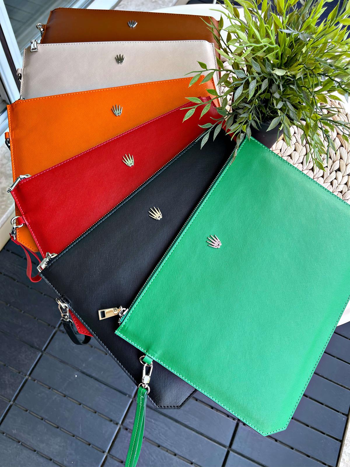 ÖZEL VEGAN DERİ ERKEK&KADIN KIRMIZI EL ÇANTASI,TELEFON VE PARA BÖLMESİ,GÜVENLİ SAKLAMA İÇİN FERMUARLI KİLİT SİSTEMİ,İŞLEVSEL EL TUTMA ASKISI, MİNİMALİST TASARIM PORTFÖY ÇANTAHANDBAGWATCHOFROYALCLUTCHÖZEL VEGAN DERİ ERKEK&KADIN KIRMIZI EL ÇANTASI,TELEFON VE PARA BÖLMESİ,GÜVENLİ SAKLAMA İÇİN FERMUARLI KİLİT SİSTEMİ,İŞLEVSEL EL TUTMA ASKISI, MİNİMALİST TASARIM PORTFÖY ÇANTA