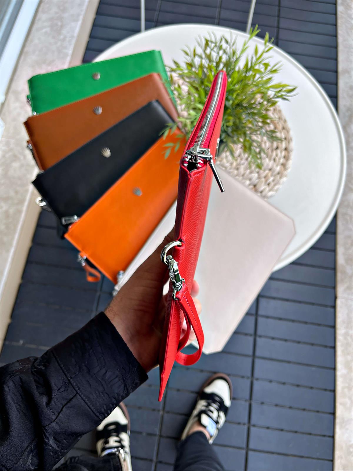 ÖZEL VEGAN DERİ ERKEK&KADIN KIRMIZI EL ÇANTASI,TELEFON VE PARA BÖLMESİ,GÜVENLİ SAKLAMA İÇİN FERMUARLI KİLİT SİSTEMİ,İŞLEVSEL EL TUTMA ASKISI, MİNİMALİST TASARIM PORTFÖY ÇANTAHANDBAGWATCHOFROYALCLUTCHÖZEL VEGAN DERİ ERKEK&KADIN KIRMIZI EL ÇANTASI,TELEFON VE PARA BÖLMESİ,GÜVENLİ SAKLAMA İÇİN FERMUARLI KİLİT SİSTEMİ,İŞLEVSEL EL TUTMA ASKISI, MİNİMALİST TASARIM PORTFÖY ÇANTA