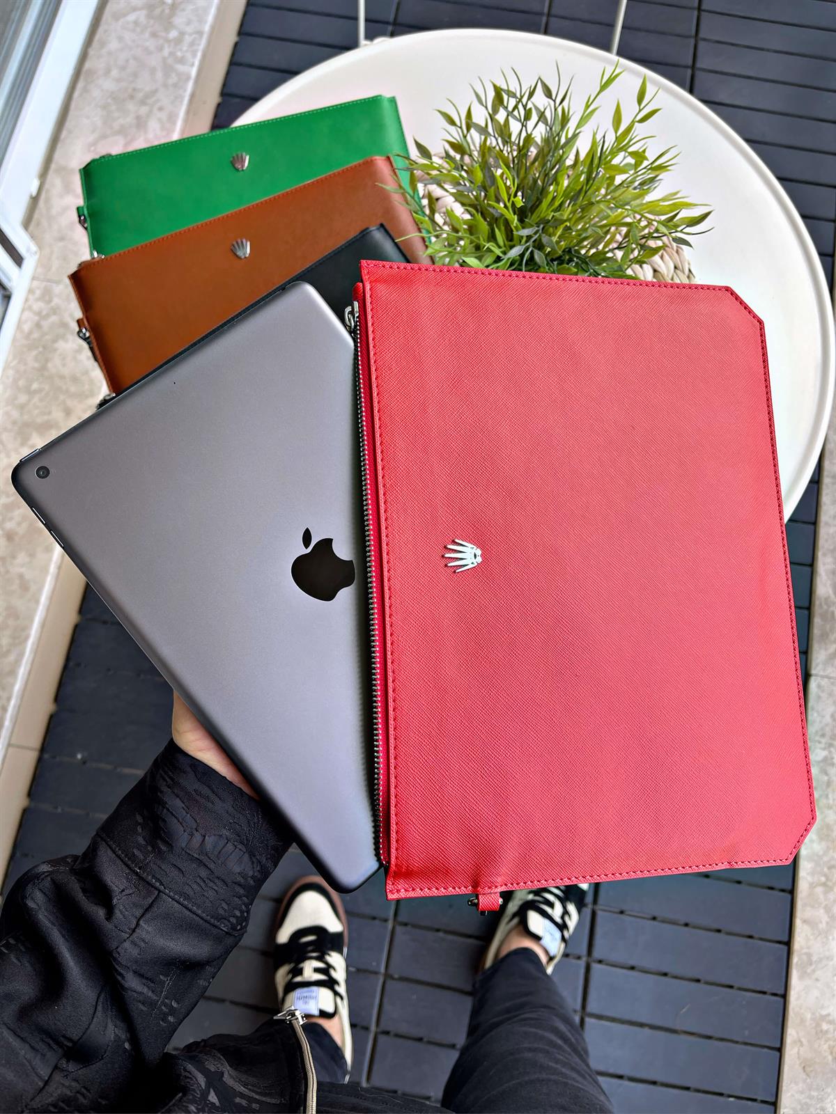 ÖZEL VEGAN DERİ ERKEK&KADIN KIRMIZI EL ÇANTASI,TELEFON VE PARA BÖLMESİ,GÜVENLİ SAKLAMA İÇİN FERMUARLI KİLİT SİSTEMİ,İŞLEVSEL EL TUTMA ASKISI, MİNİMALİST TASARIM PORTFÖY ÇANTAHANDBAGWATCHOFROYALCLUTCHÖZEL VEGAN DERİ ERKEK&KADIN KIRMIZI EL ÇANTASI,TELEFON VE PARA BÖLMESİ,GÜVENLİ SAKLAMA İÇİN FERMUARLI KİLİT SİSTEMİ,İŞLEVSEL EL TUTMA ASKISI, MİNİMALİST TASARIM PORTFÖY ÇANTA