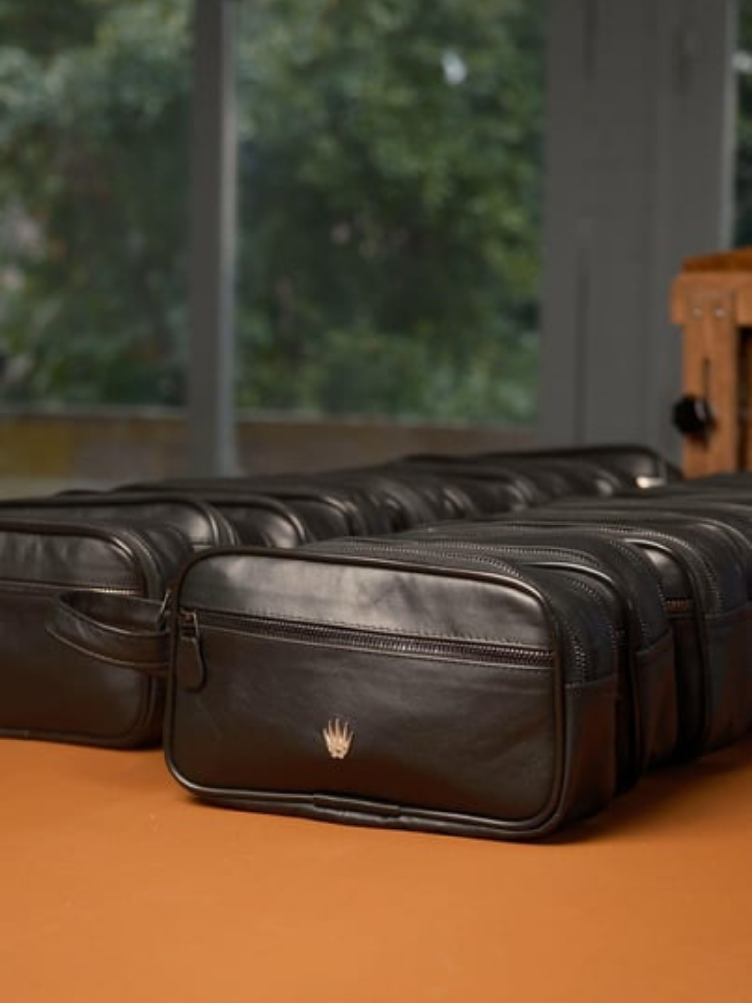 DOUBLE VEREV SİYAH HAKİKİ DERİ EL ÇANTASIEl ÇantasıWATCHOFROYALDBLEELCNTSDOUBLE VEREV SİYAH HAKİKİ DERİ EL ÇANTASI