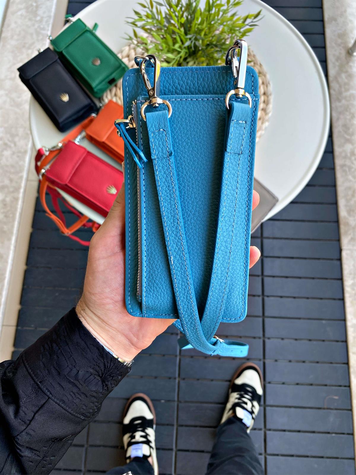 LUISA TURKUAZ ASKILI TELEFON ÇANTASIHANDBAGWATCHOFROYALLUISALUISA TURKUAZ ASKILI TELEFON ÇANTASI