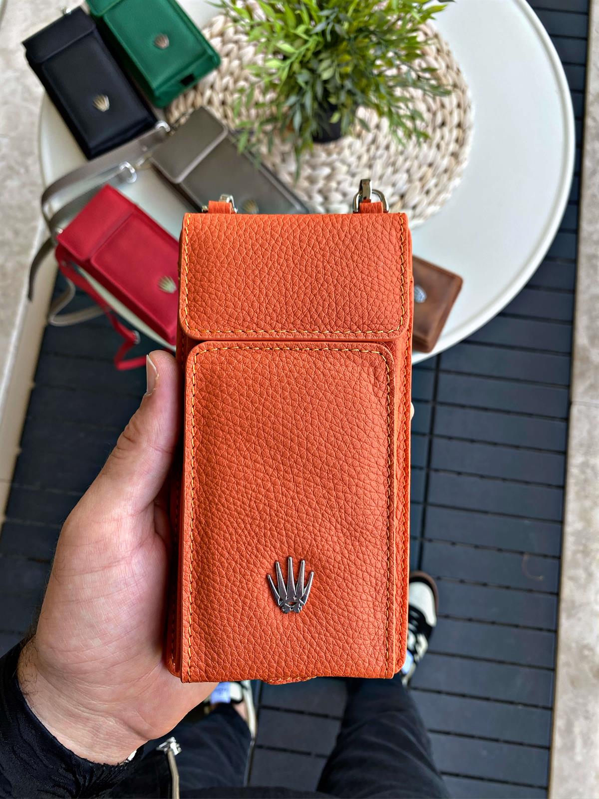 HAKİKİ DERİ ERKEK&KADIN TURUNCU ASKILI ÇANTA ,4 ADET KART BÖLMESİ,TELEFON VE PARA BÖLMESİ,FERMUARLI ÇITÇITLI VE MANYETİK BÖLMELER İÇİN KİLİT SİSTEMİ,%100 HAKİKİ DERİ ASKILI TELEFON ÇANTASIHANDBAGWATCHOFROYALLUISAWHAKİKİ DERİ ERKEK&KADIN TURUNCU ASKILI ÇANTA ,4 ADET KART BÖLMESİ,TELEFON VE PARA BÖLMESİ,FERMUARLI ÇITÇITLI VE MANYETİK BÖLMELER İÇİN KİLİT SİSTEMİ,%100 HAKİKİ DERİ ASKILI TELEFON ÇANTASI