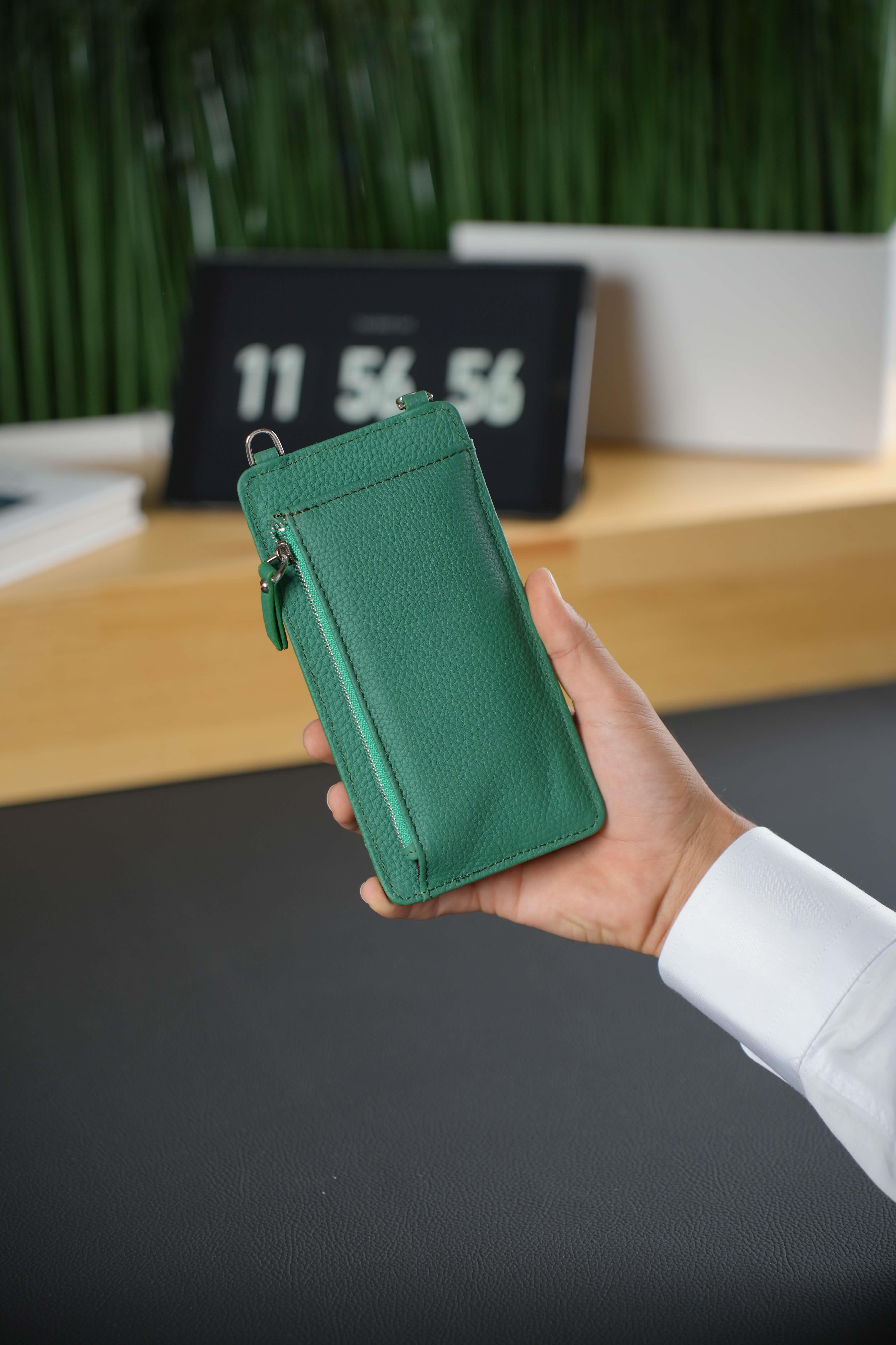 Hakiki Deri Yeşil Askılı Çanta 4 Kart Bölmesi, Telefon ve Para Bölmesi, Fermuarlı, Çıtçıtlı Askılı Telefon Çantası LuısawHand BagWATCHOFROYALLUISAWHakiki Deri Yeşil Askılı Çanta 4 Kart Bölmesi, Telefon ve Para Bölmesi, Fermuarlı, Çıtçıtlı Askılı Telefon Çantası Luısaw