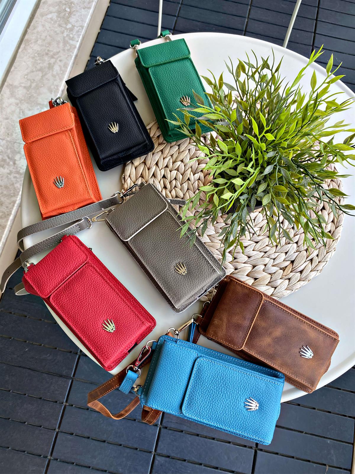 HAKİKİ DERİ ERKEK&KADIN TURUNCU ASKILI ÇANTA ,4 ADET KART BÖLMESİ,TELEFON VE PARA BÖLMESİ,FERMUARLI ÇITÇITLI VE MANYETİK BÖLMELER İÇİN KİLİT SİSTEMİ,%100 HAKİKİ DERİ ASKILI TELEFON ÇANTASIHANDBAGWATCHOFROYALLUISAWHAKİKİ DERİ ERKEK&KADIN TURUNCU ASKILI ÇANTA ,4 ADET KART BÖLMESİ,TELEFON VE PARA BÖLMESİ,FERMUARLI ÇITÇITLI VE MANYETİK BÖLMELER İÇİN KİLİT SİSTEMİ,%100 HAKİKİ DERİ ASKILI TELEFON ÇANTASI