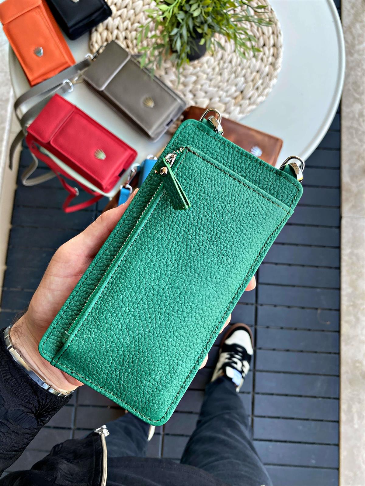 HAKİKİ DERİ ERKEK&KADIN YEŞİL ASKILI ÇANTA ,4 ADET KART BÖLMESİ,TELEFON VE PARA BÖLMESİ,FERMUARLI ÇITÇITLI VE MANYETİK BÖLMELER İÇİN KİLİT SİSTEMİ,%100 HAKİKİ DERİ ASKILI TELEFON ÇANTASIHANDBAGWATCHOFROYALLUISAWHAKİKİ DERİ ERKEK&KADIN YEŞİL ASKILI ÇANTA ,4 ADET KART BÖLMESİ,TELEFON VE PARA BÖLMESİ,FERMUARLI ÇITÇITLI VE MANYETİK BÖLMELER İÇİN KİLİT SİSTEMİ,%100 HAKİKİ DERİ ASKILI TELEFON ÇANTASI