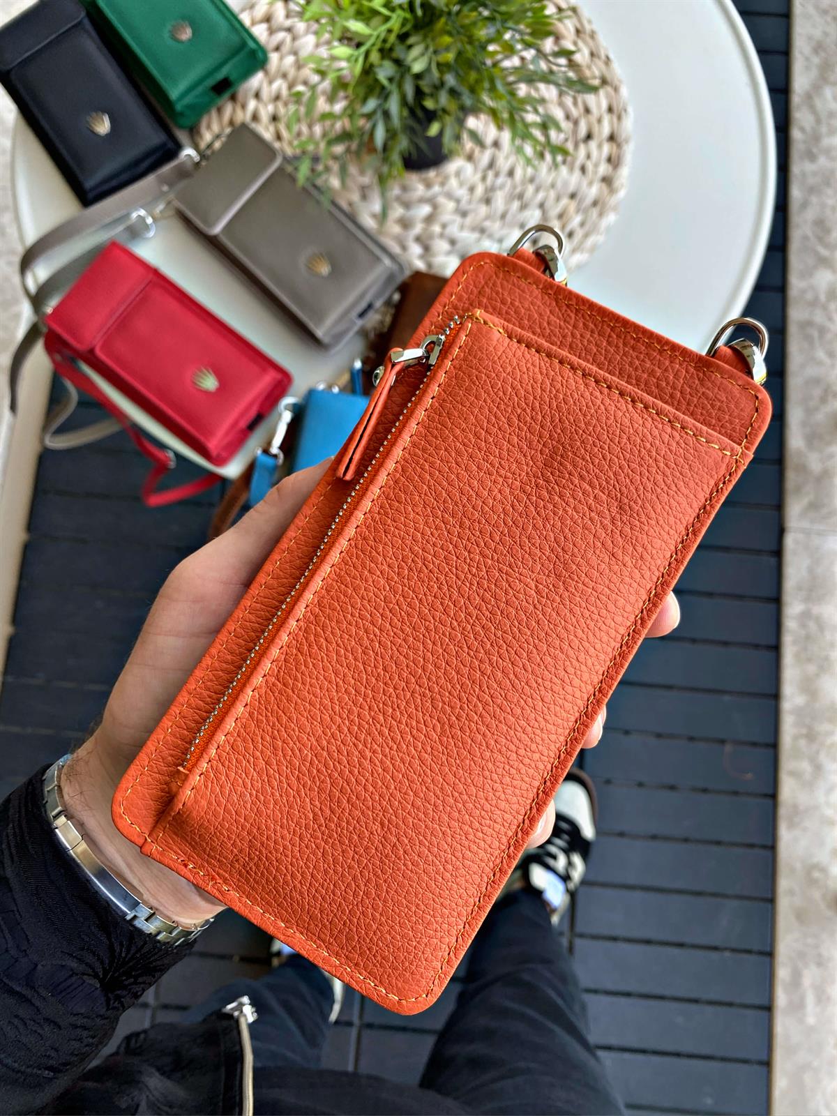 HAKİKİ DERİ ERKEK&KADIN TURUNCU ASKILI ÇANTA ,4 ADET KART BÖLMESİ,TELEFON VE PARA BÖLMESİ,FERMUARLI ÇITÇITLI VE MANYETİK BÖLMELER İÇİN KİLİT SİSTEMİ,%100 HAKİKİ DERİ ASKILI TELEFON ÇANTASIHANDBAGWATCHOFROYALLUISAWHAKİKİ DERİ ERKEK&KADIN TURUNCU ASKILI ÇANTA ,4 ADET KART BÖLMESİ,TELEFON VE PARA BÖLMESİ,FERMUARLI ÇITÇITLI VE MANYETİK BÖLMELER İÇİN KİLİT SİSTEMİ,%100 HAKİKİ DERİ ASKILI TELEFON ÇANTASI