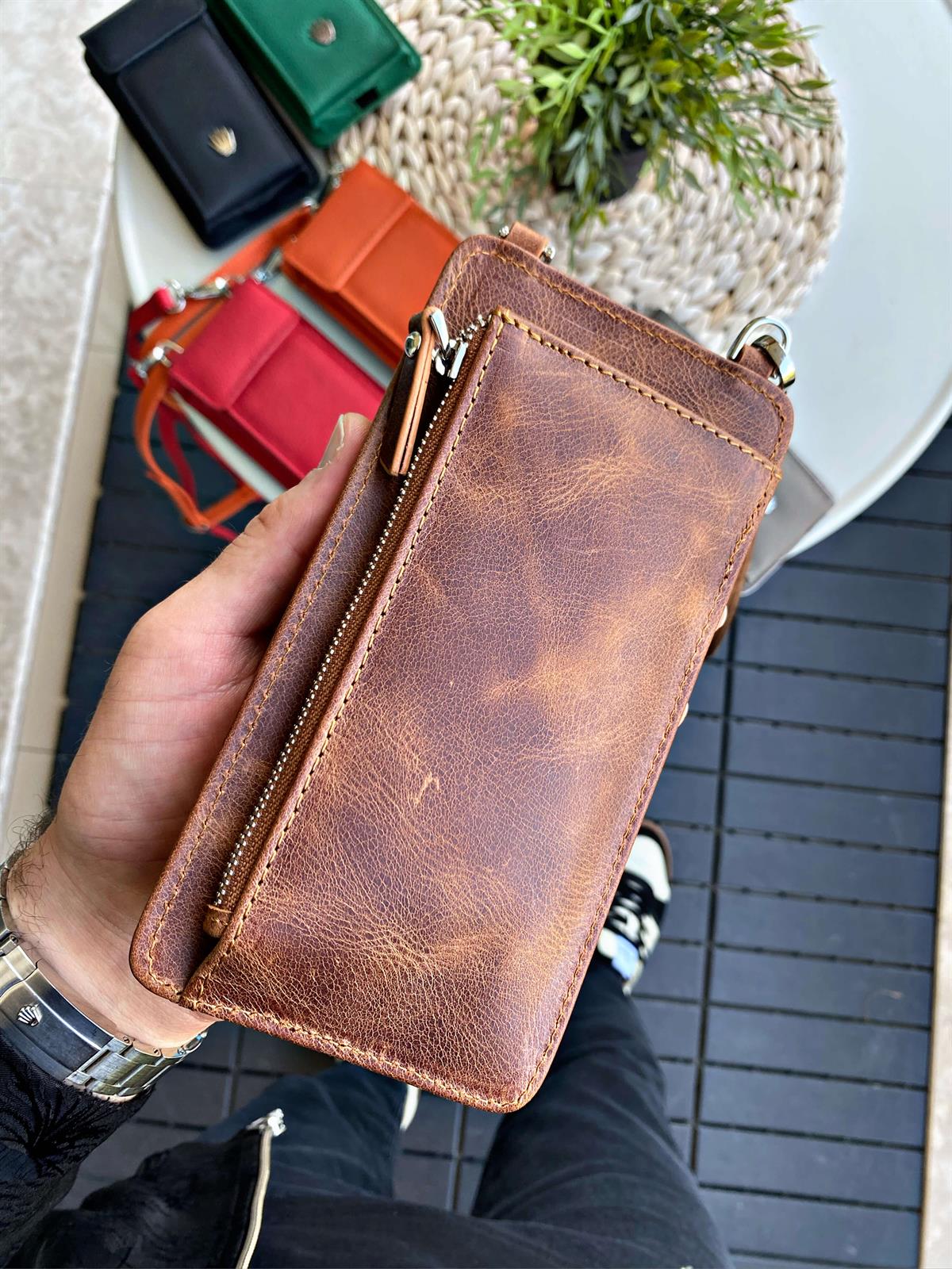 HAKİKİ DERİ ERKEK&KADIN ASKILI ÇANTA TABA,4 ADET KART BÖLMESİ,TELEFON VE PARA BÖLMESİ,FERMUARLI ÇITÇITLI VE MANYETİK BÖLMELER İÇİN KİLİT SİSTEMİ,%100 HAKİKİ DERİ ASKILI TELEFON ÇANTASIHANDBAGWATCHOFROYALLUISAWHAKİKİ DERİ ERKEK&KADIN ASKILI ÇANTA TABA,4 ADET KART BÖLMESİ,TELEFON VE PARA BÖLMESİ,FERMUARLI ÇITÇITLI VE MANYETİK BÖLMELER İÇİN KİLİT SİSTEMİ,%100 HAKİKİ DERİ ASKILI TELEFON ÇANTASI