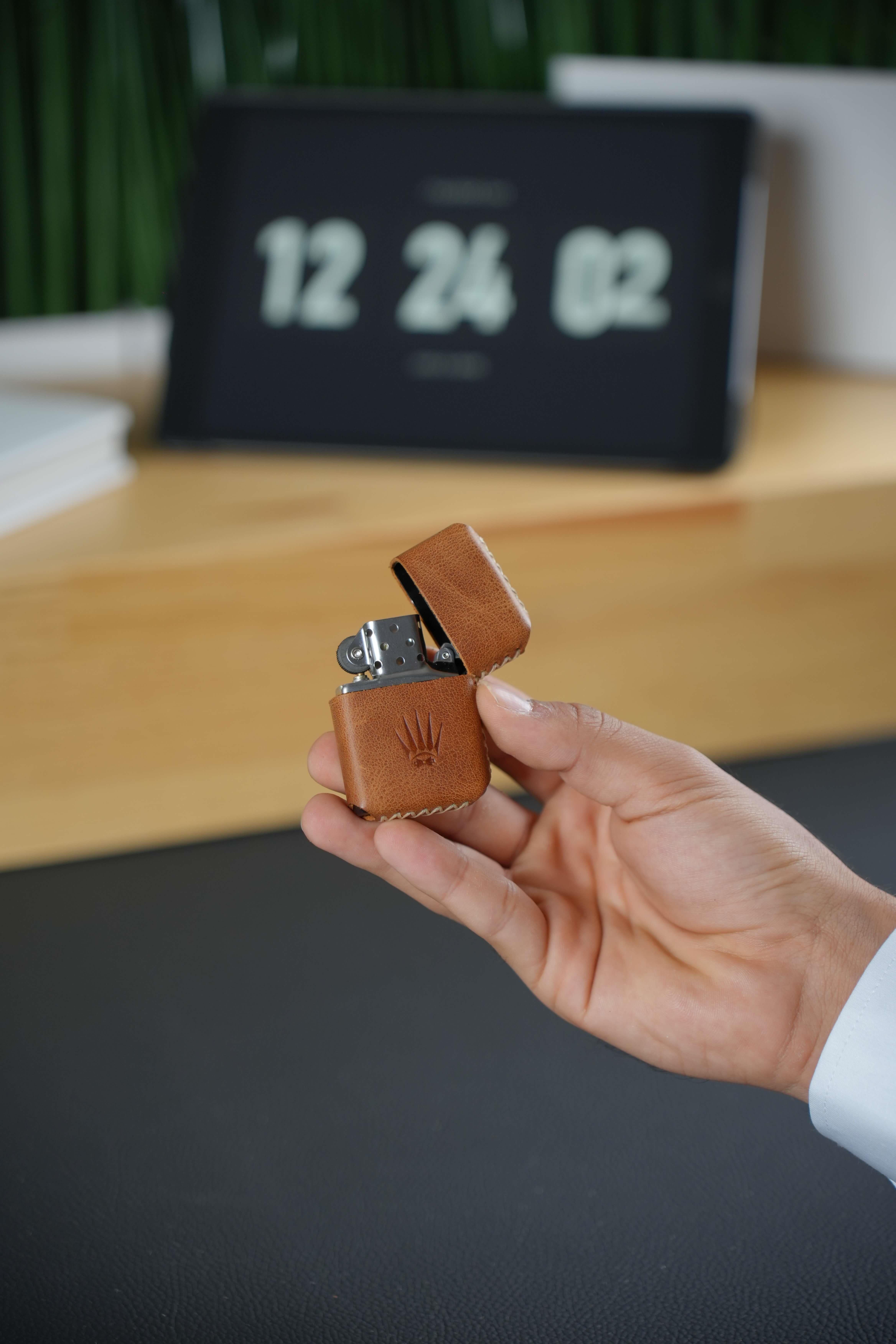 HAKİKİ DERİ TIGUAN SARI KILIFLI BENZİNLİ ÇAKMAKEl Yapımı KoleksiyonuWATCHOFROYALÇAKMAKHAKİKİ DERİ TIGUAN SARI KILIFLI BENZİNLİ ÇAKMAK