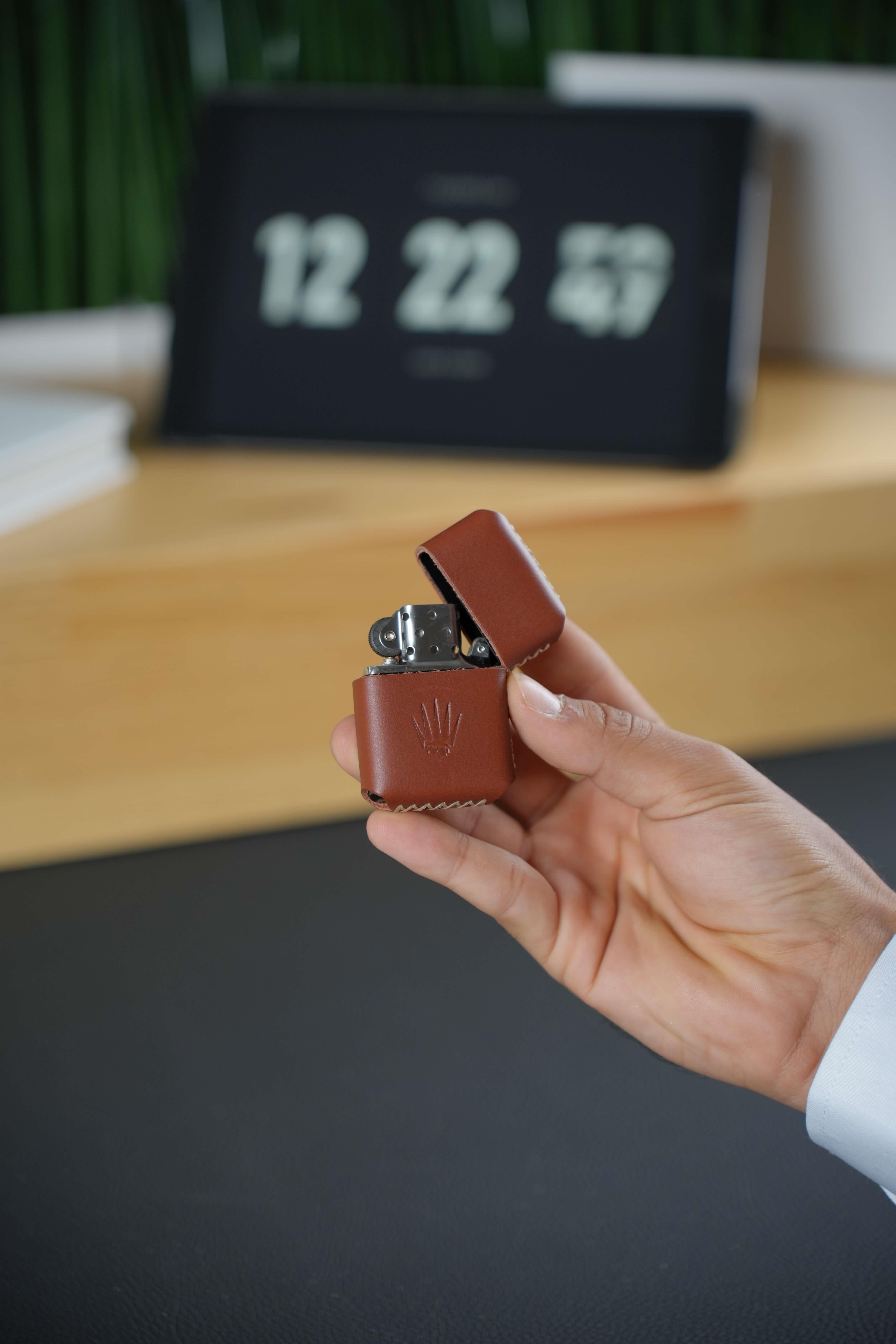 GASOLINE LIGHTER WITH GENUINE LEATHER TILE CASEBusinessWATCHOFROYALÇAKMAKGASOLINE LIGHTER WITH GENUINE LEATHER TILE CASE