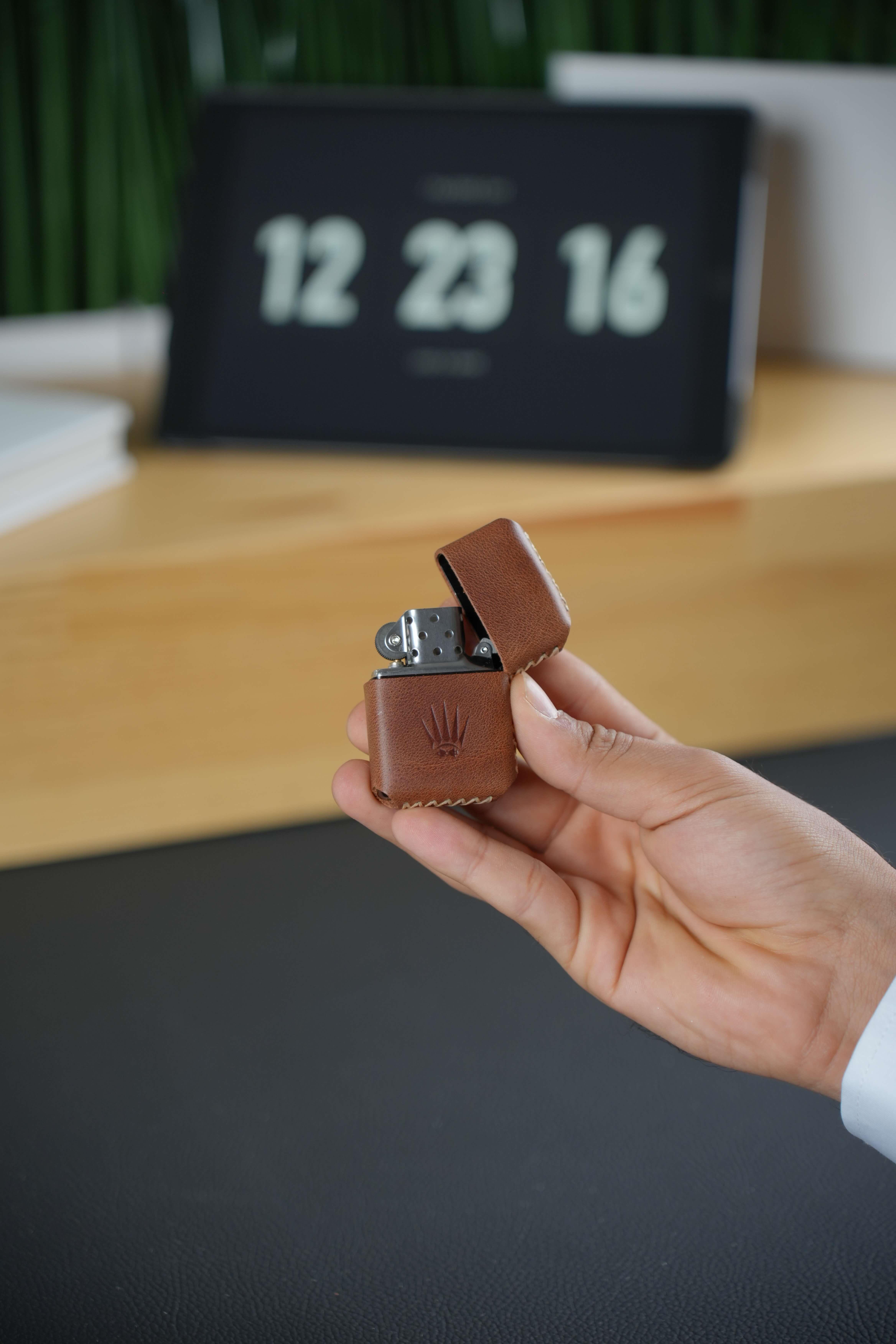 GENUINE LEATHER TIGUAN GASOLINE LIGHTER WITH TABAN CASEBusinessWATCHOFROYALÇAKMAKGENUINE LEATHER TIGUAN GASOLINE LIGHTER WITH TABAN CASE