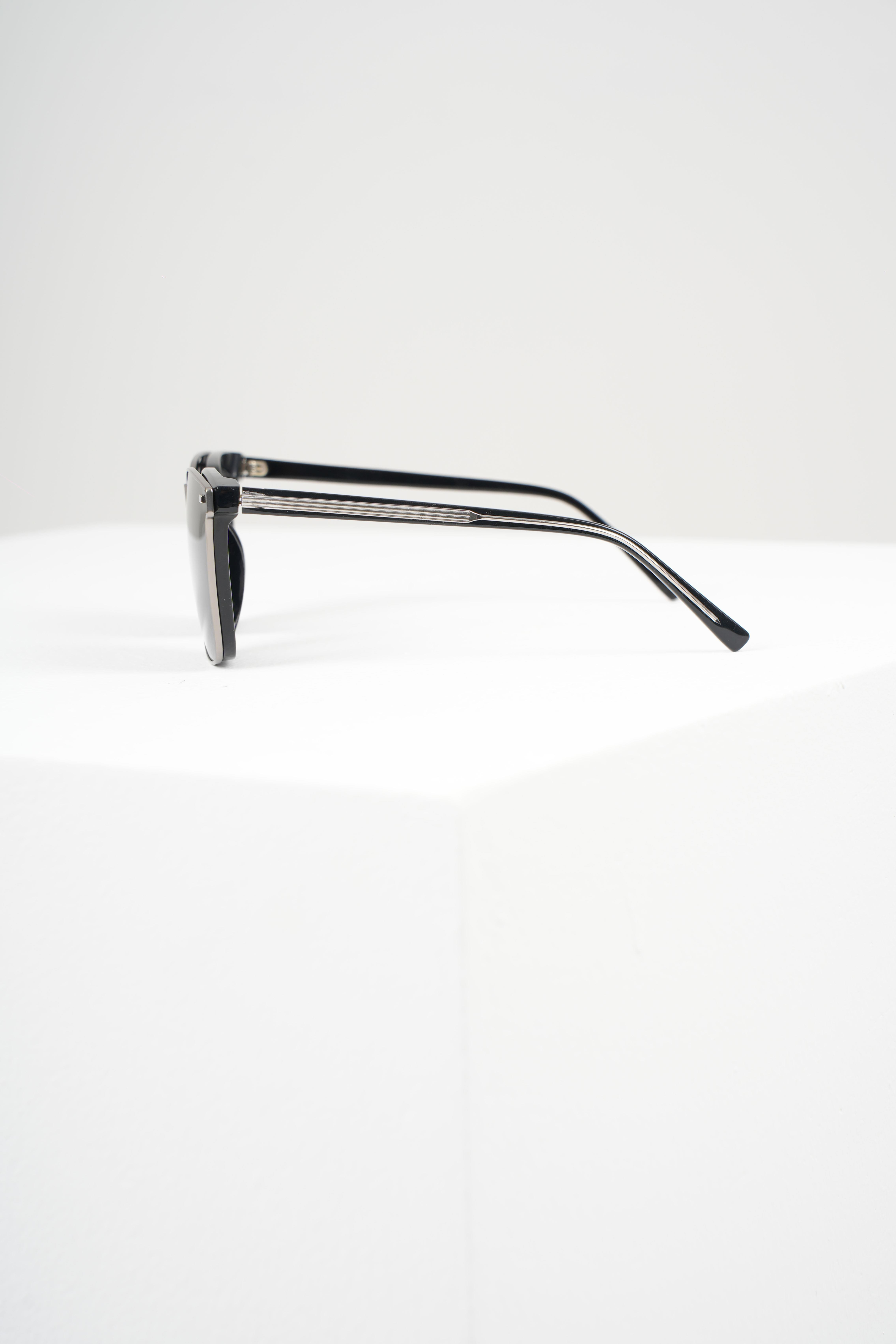 ROYAL EYEWEAR RE98020 MIKNATISLI ÖN ÇERÇEVESİ ÇIKARILABİLEN SİLVER SİYAH GÜNEŞ GÖZLÜĞÜEyewearWATCHOFROYALRE98020ROYAL EYEWEAR RE98020 MIKNATISLI ÖN ÇERÇEVESİ ÇIKARILABİLEN SİLVER SİYAH GÜNEŞ GÖZLÜĞÜ