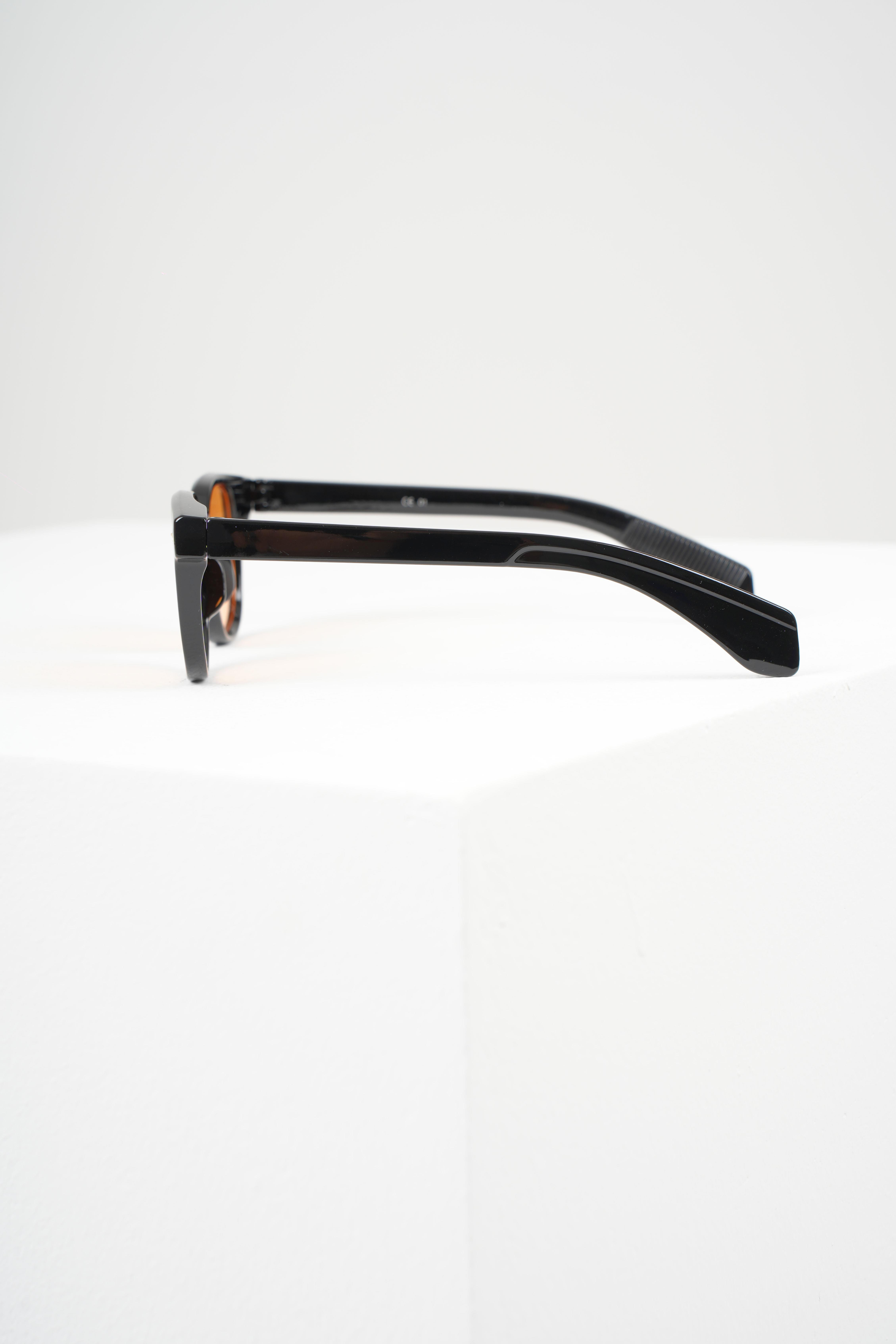 ROYAL EYEWEAR RE982 SİYAH TURUNCU GÜNEŞ GÖZLÜĞÜGözlükWATCHOFROYALRE982ROYAL EYEWEAR RE982 SİYAH TURUNCU GÜNEŞ GÖZLÜĞÜ