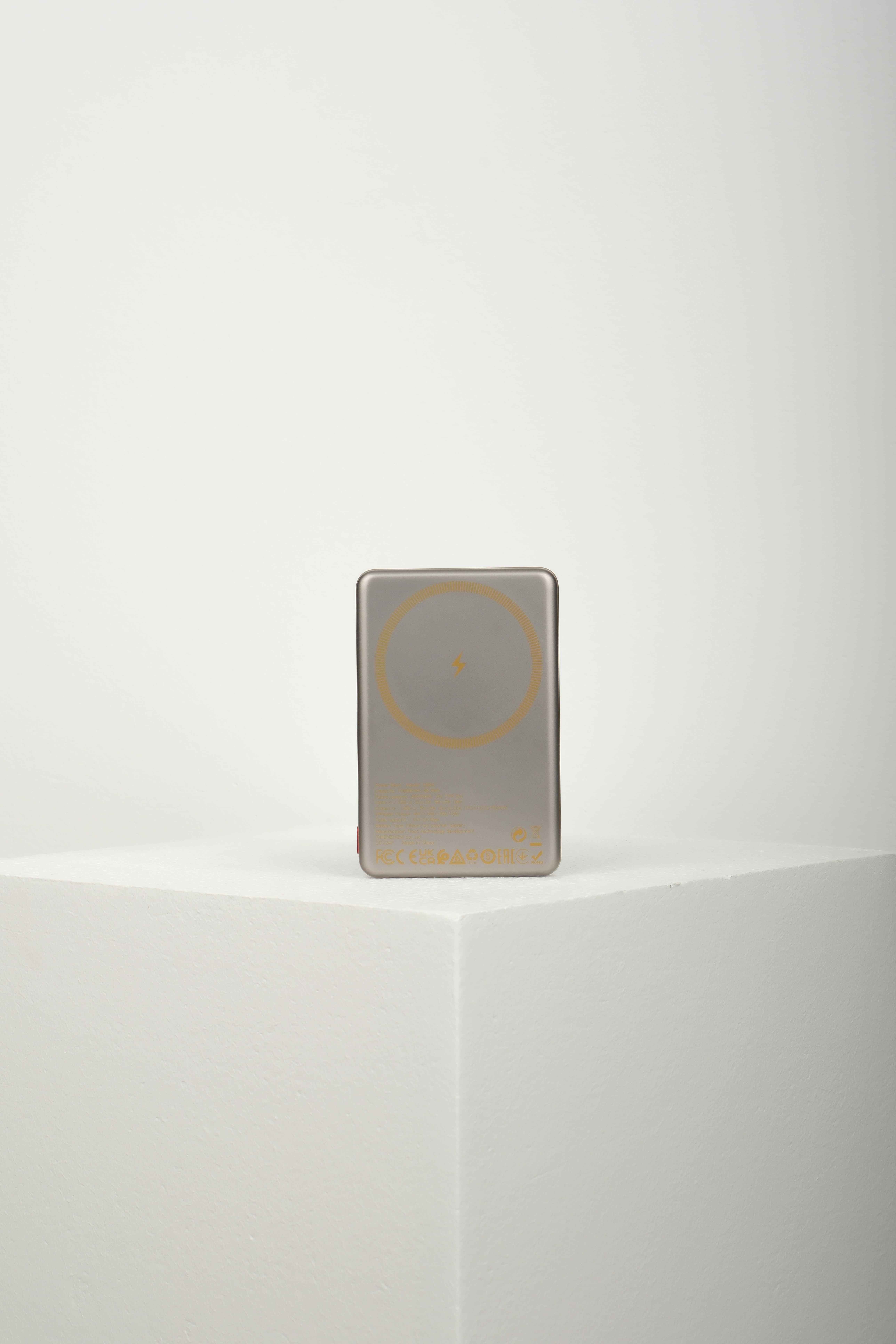 POWER BANK MAGNETIC Q26 FAST CHARGE 5000MAH PD TYPE-C 20W - TITANIUM GOLDSaleWATCHOFROYALpowerbankPOWER BANK MAGNETIC Q26 FAST CHARGE 5000MAH PD TYPE-C 20W - TITANIUM GOLD