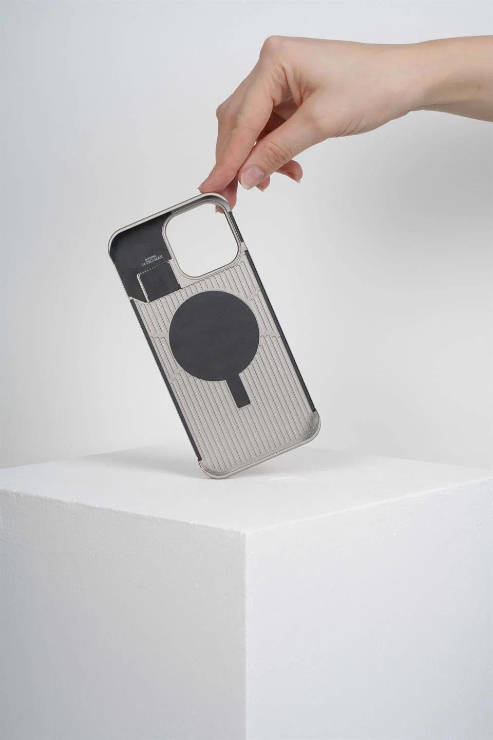 Therock 16 Pro Taba Magsafe Özellikli Alüminyum Alaşımlı Hakiki Deri,Kokulu Metal Kızaklı Telefon KılıfıIphone 16 Pro Telefon KılıfıWATCHOFROYALTherockTherock 16 Pro Taba Magsafe Özellikli Alüminyum Alaşımlı Hakiki Deri,Kokulu Metal Kızaklı Telefon Kılıfı