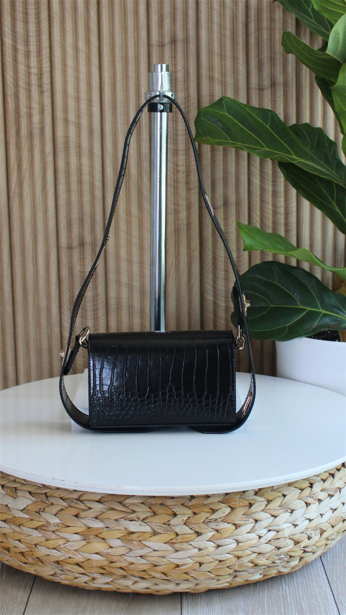 Kadın Desenli Siyah Deri Ayarlanabilir Omuz Ve El Çantası DinaKADIN ÇANTASIWATCHOFROYALDİNAKadın Desenli Siyah Deri Ayarlanabilir Omuz Ve El Çantası Dina