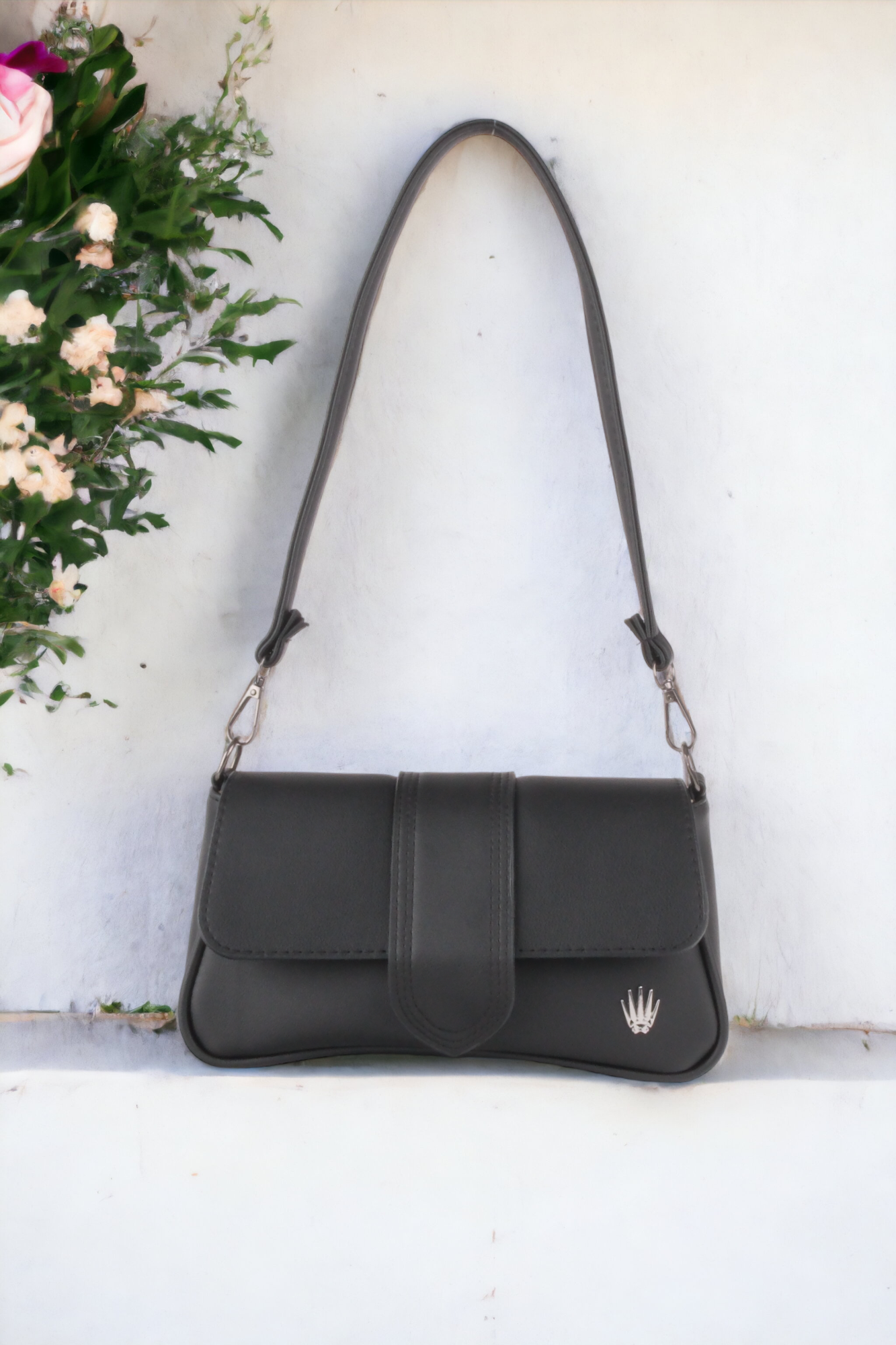 Kadın Siyah Askılı Deri Ve Omuz Çantası JulietteKADIN ÇANTASIWATCHOFROYALJULIETTEKadın Siyah Askılı Deri Ve Omuz Çantası Juliette