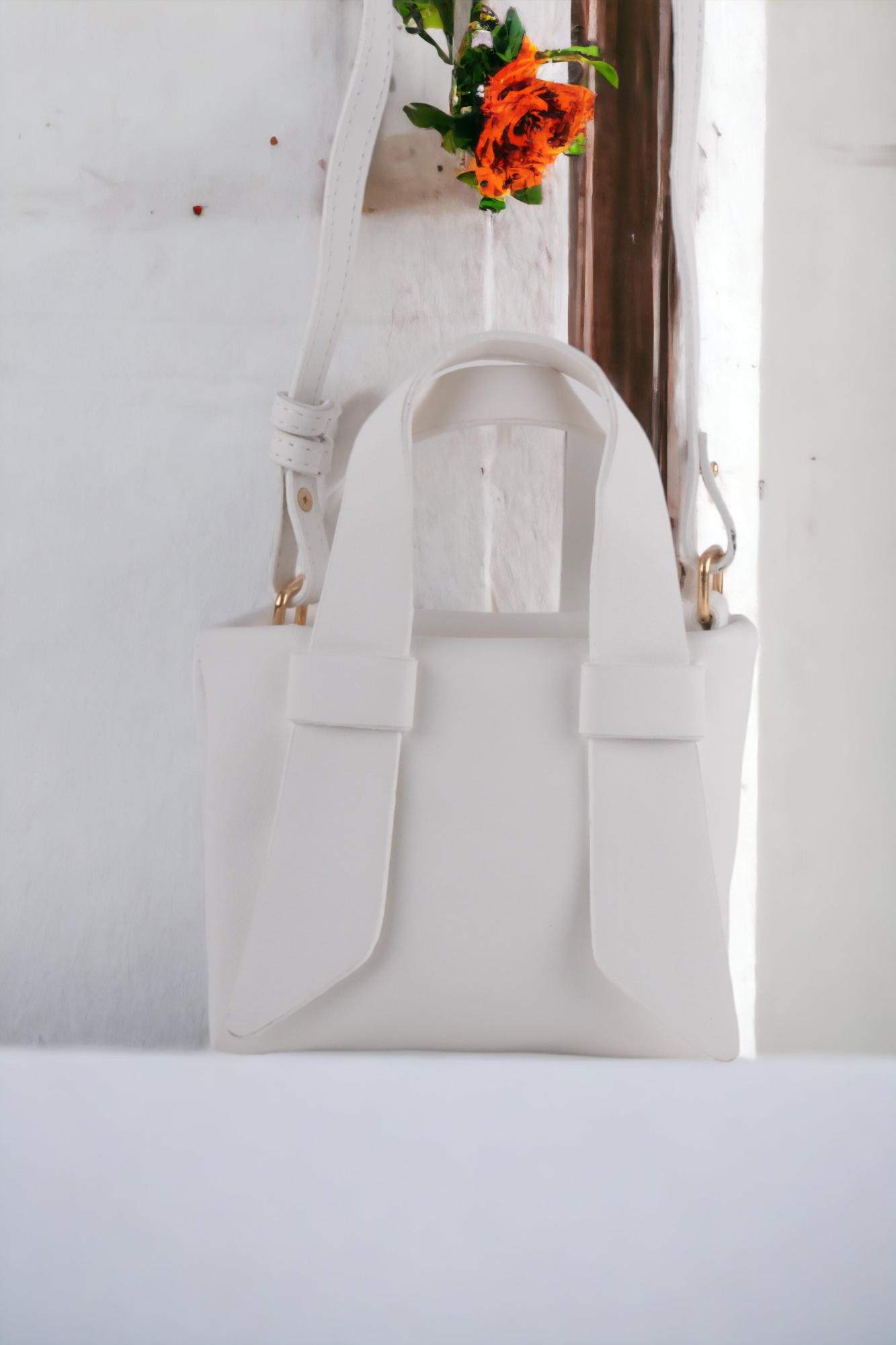 Kadın Çantası Beyaz El Çantası  Askı Detaylı La GardeKADIN ÇANTASIWATCHOFROYALLagardeKadın Çantası Beyaz El Çantası  Askı Detaylı La Garde