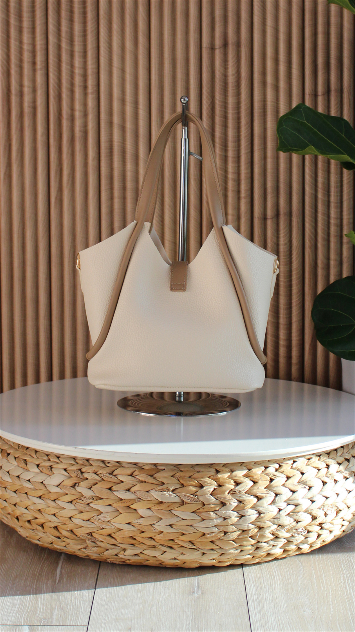 Krem Yavrulu Deri Omuz Çantası SARAKADIN ÇANTASIWATCHOFROYALSARAKrem Yavrulu Deri Omuz Çantası SARA