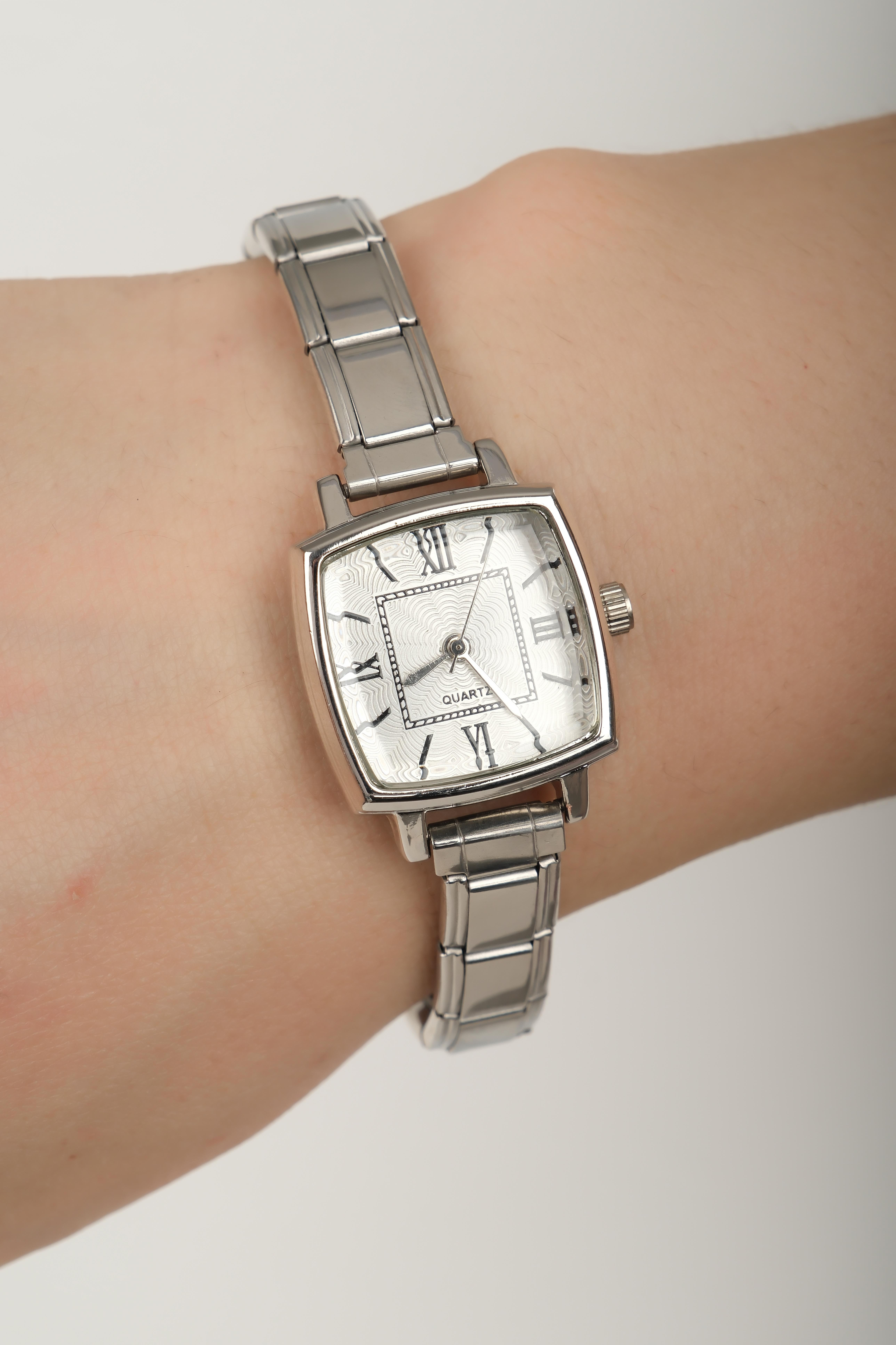 Diora Silver Beyaz Kadın Vintage Çelik Kol SaatiWatchesWATCHOFROYALDioraDiora Silver Beyaz Kadın Vintage Çelik Kol Saati