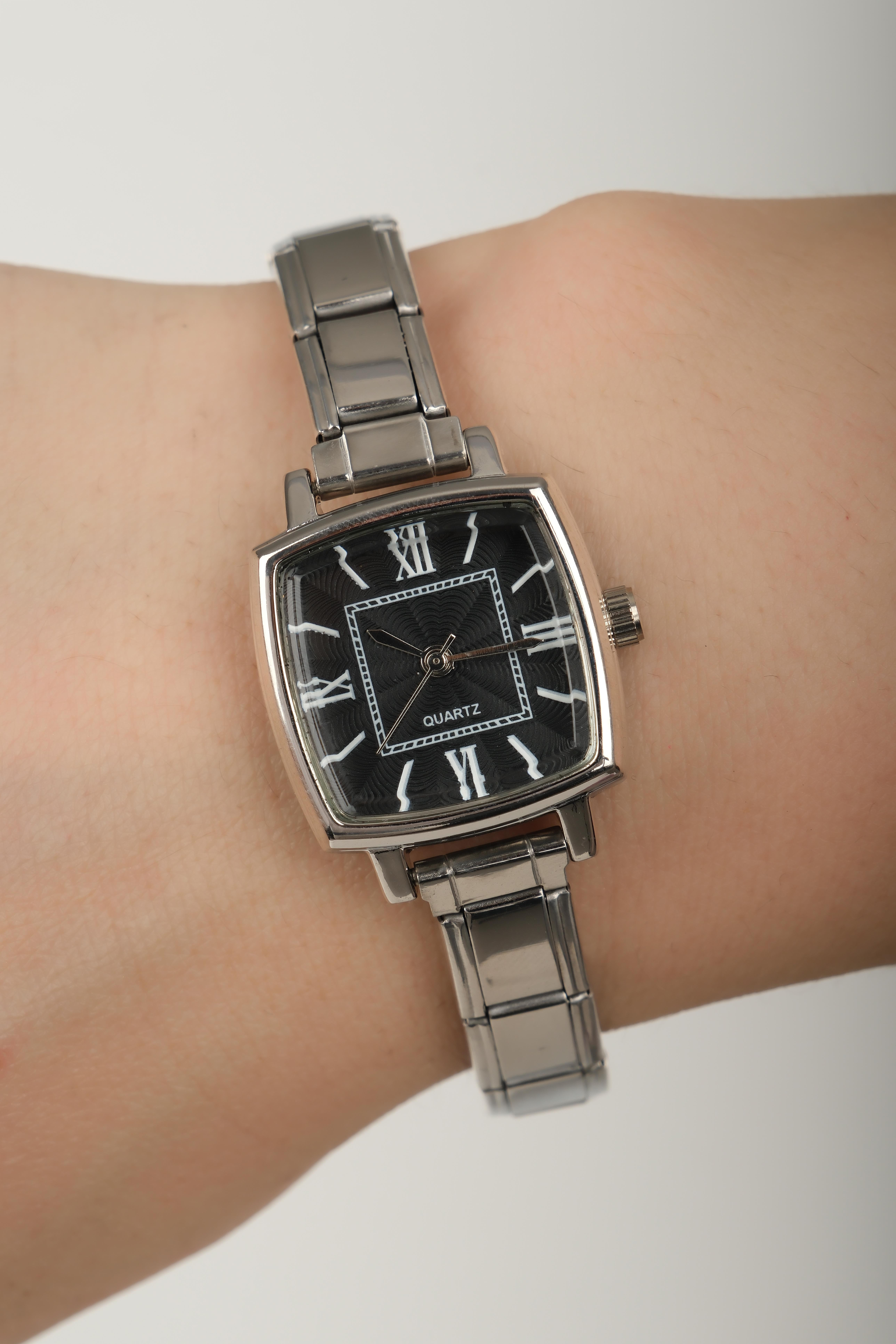 Diora Silver Siyah Kadın Vintage Çelik Kol SaatiWatchesWATCHOFROYALDioraDiora Silver Siyah Kadın Vintage Çelik Kol Saati