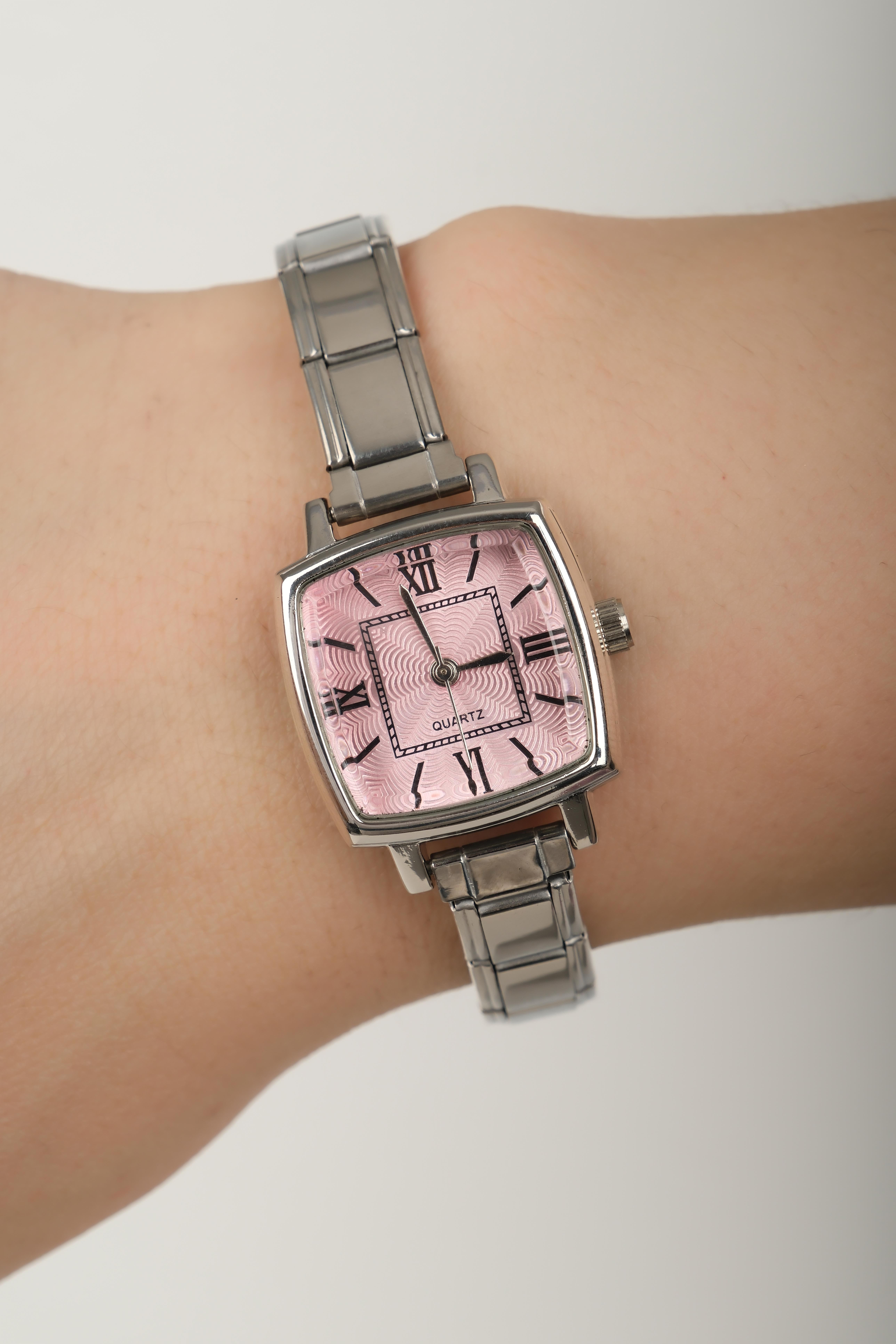 Diora Silver Pembe Kadın Vintage Çelik Kol SaatiWatchesWATCHOFROYALDioraDiora Silver Pembe Kadın Vintage Çelik Kol Saati