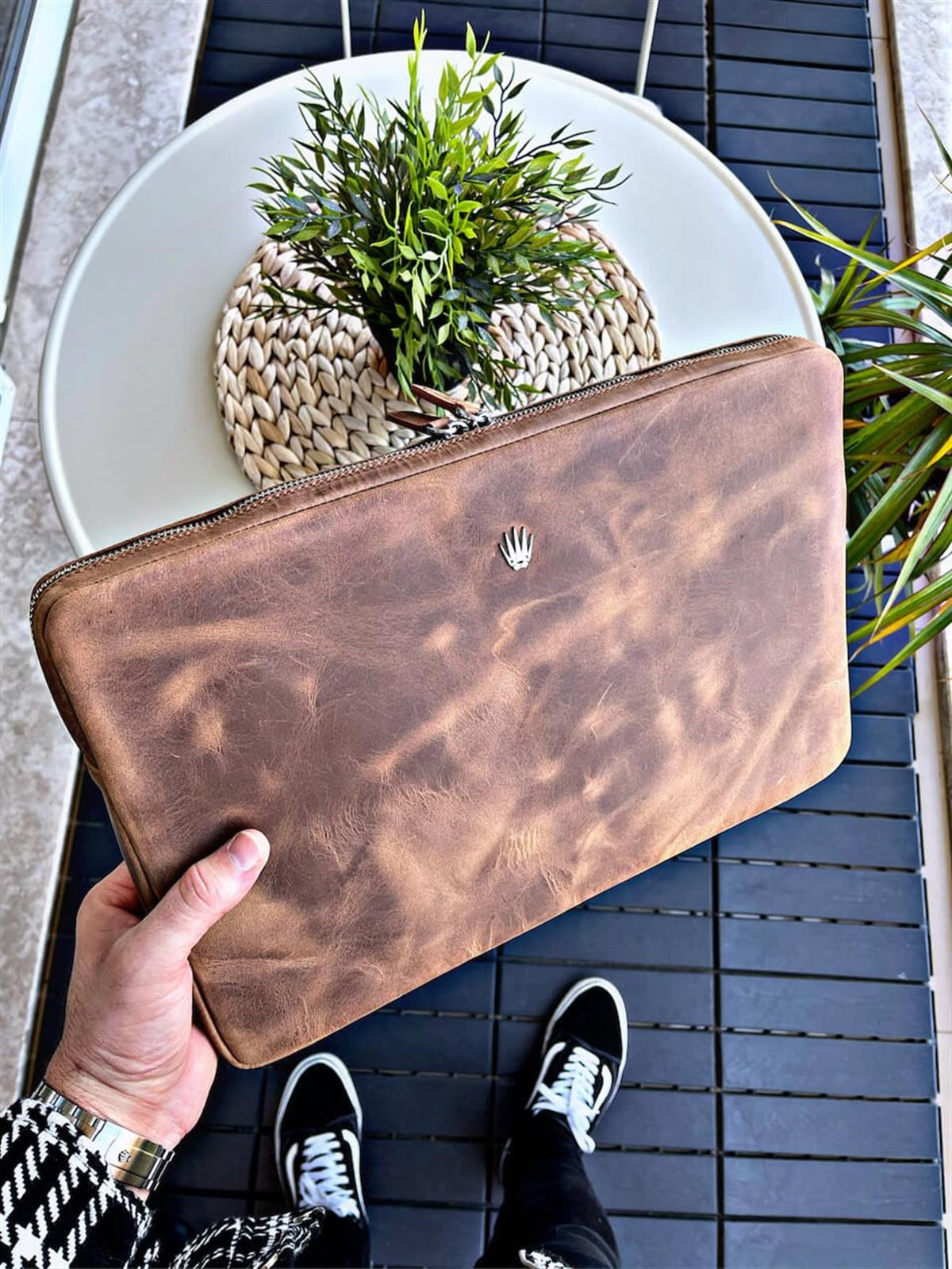 BOUCHES CRAZY TABA HAKİKİ DERİ CLUTCH EL ÇANTASILAPTOP EVRAK ÇANTASIWATCHOFROYALBOUCHESCRAZYTABABOUCHES CRAZY TABA HAKİKİ DERİ CLUTCH EL ÇANTASI