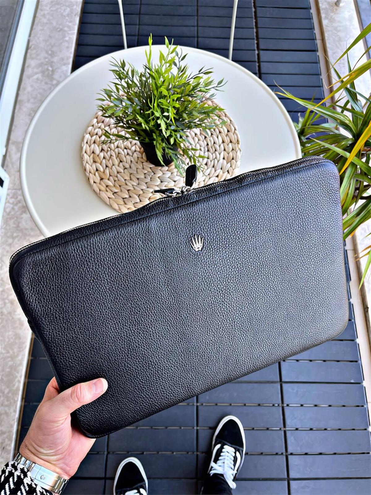 BOUCHES FLOTER BLACK HAKİKİ DERİ CLUTCH EL ÇANTASILAPTOP EVRAK ÇANTASIWATCHOFROYALBOUCHESFLOTERBLACKBOUCHES FLOTER BLACK HAKİKİ DERİ CLUTCH EL ÇANTASI