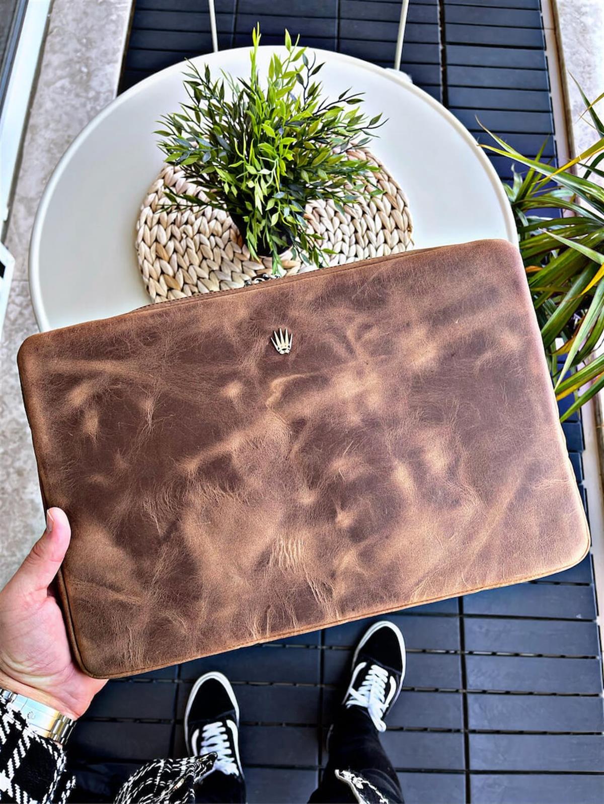 BOUCHES CRAZY TABA HAKİKİ DERİ CLUTCH EL ÇANTASILAPTOP EVRAK ÇANTASIWATCHOFROYALBOUCHESCRAZYTABABOUCHES CRAZY TABA HAKİKİ DERİ CLUTCH EL ÇANTASI