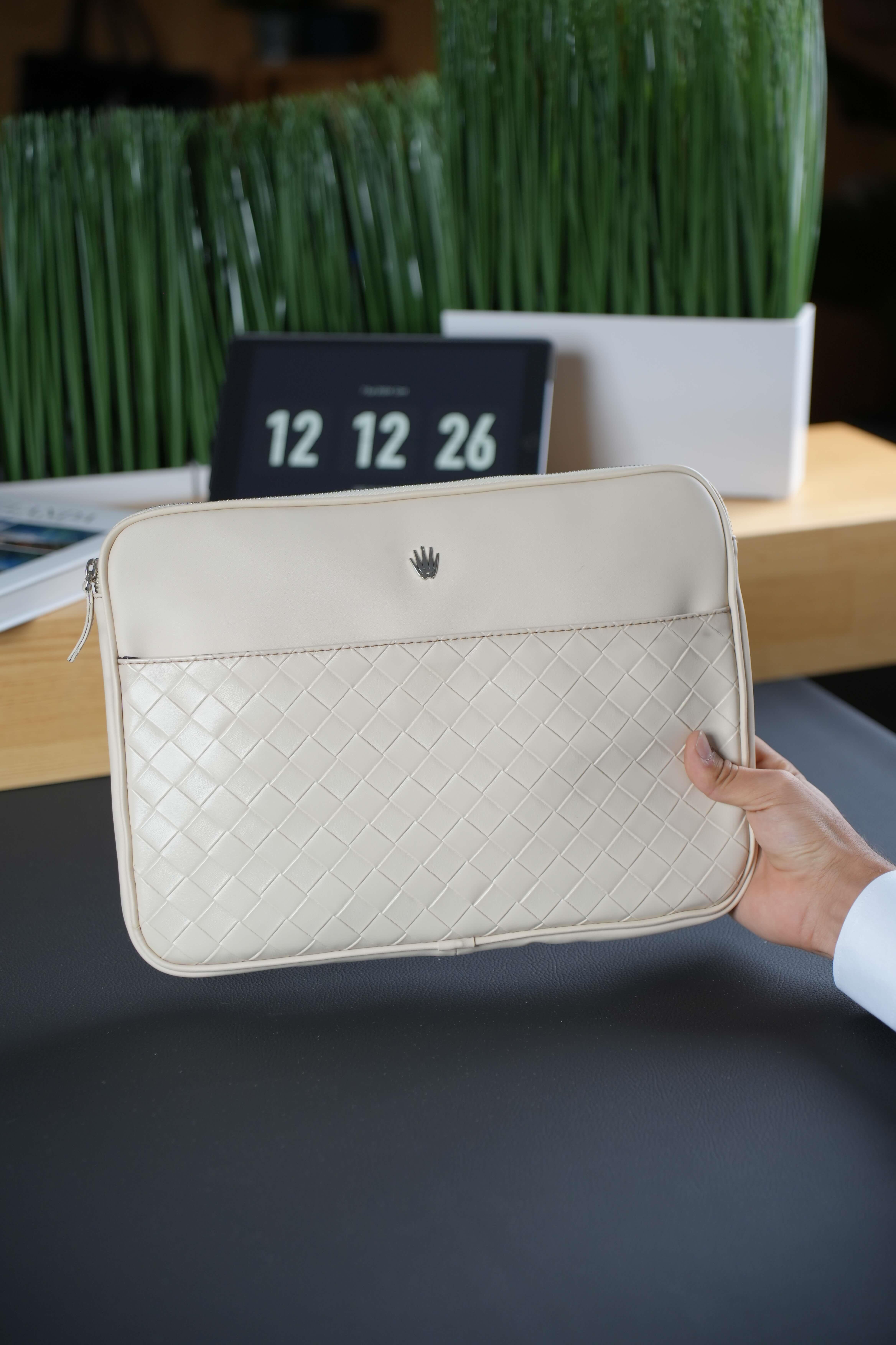 Modern Tasarım Vegan Deri Bej El Çantası 6 Kart, Tablet Telefon Bölmesi ve Fermuarlı Organizer ColoratoBusiness BagWATCHOFROYALCOLORATOModern Tasarım Vegan Deri Bej El Çantası 6 Kart, Tablet Telefon Bölmesi ve Fermuarlı Organizer Colorato