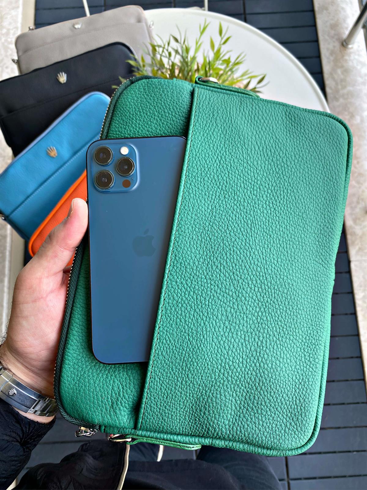 HAKİKİ DERİ ERKEK&KADIN YEŞİL LAPTOP&EVRAK ÇANTASI,KAĞIT PARA BÖLMELİ,12 ADET KART ALANI,GÜVENLİ SAKLAMA İÇİN ÇELİK FERMUARLI KİLİT SİSTEMLİ ORGANİZATÖR SEYAHAT VE İŞ ÇANTASILAPTOP&EVRAK ÇANTASI KONSEPTWATCHOFROYALMAESTRIAWHAKİKİ DERİ ERKEK&KADIN YEŞİL LAPTOP&EVRAK ÇANTASI,KAĞIT PARA BÖLMELİ,12 ADET KART ALANI,GÜVENLİ SAKLAMA İÇİN ÇELİK FERMUARLI KİLİT SİSTEMLİ ORGANİZATÖR SEYAHAT VE İŞ ÇANTASI