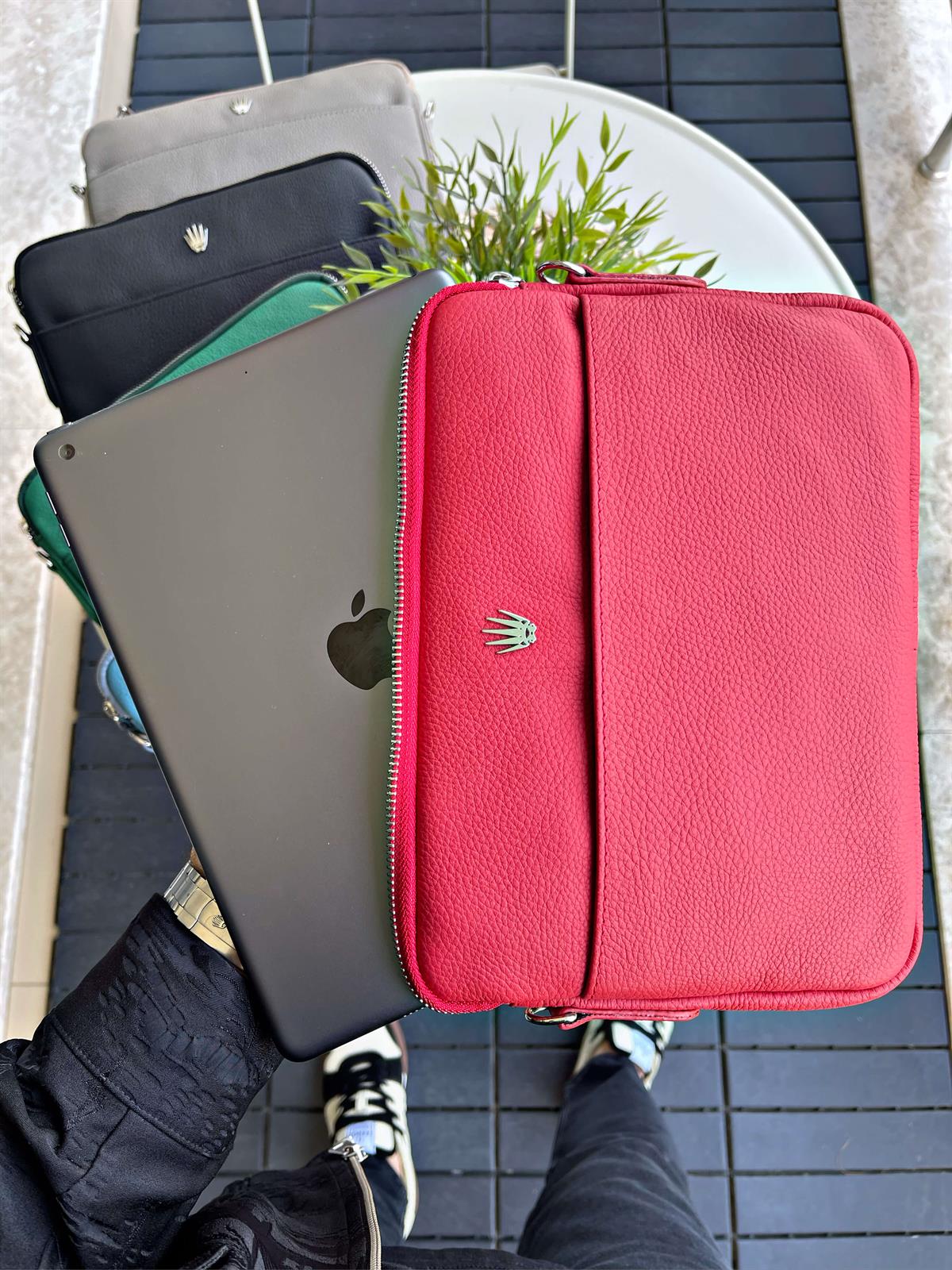 HAKİKİ DERİ ERKEK&KADIN KIRMIZI LAPTOP&EVRAK ÇANTASI,KAĞIT PARA BÖLMELİ,12 ADET KART ALANI,GÜVENLİ SAKLAMA İÇİN ÇELİK FERMUARLI KİLİT SİSTEMLİ ORGANİZATÖR SEYAHAT VE İŞ ÇANTASILAPTOP&EVRAK ÇANTASI KONSEPTWATCHOFROYALMAESTRIAW HAKİKİ DERİ ERKEK&KADIN KIRMIZI LAPTOP&EVRAK ÇANTASI,KAĞIT PARA BÖLMELİ,12 ADET KART ALANI,GÜVENLİ SAKLAMA İÇİN ÇELİK FERMUARLI KİLİT SİSTEMLİ ORGANİZATÖR SEYAHAT VE İŞ ÇANTASI
