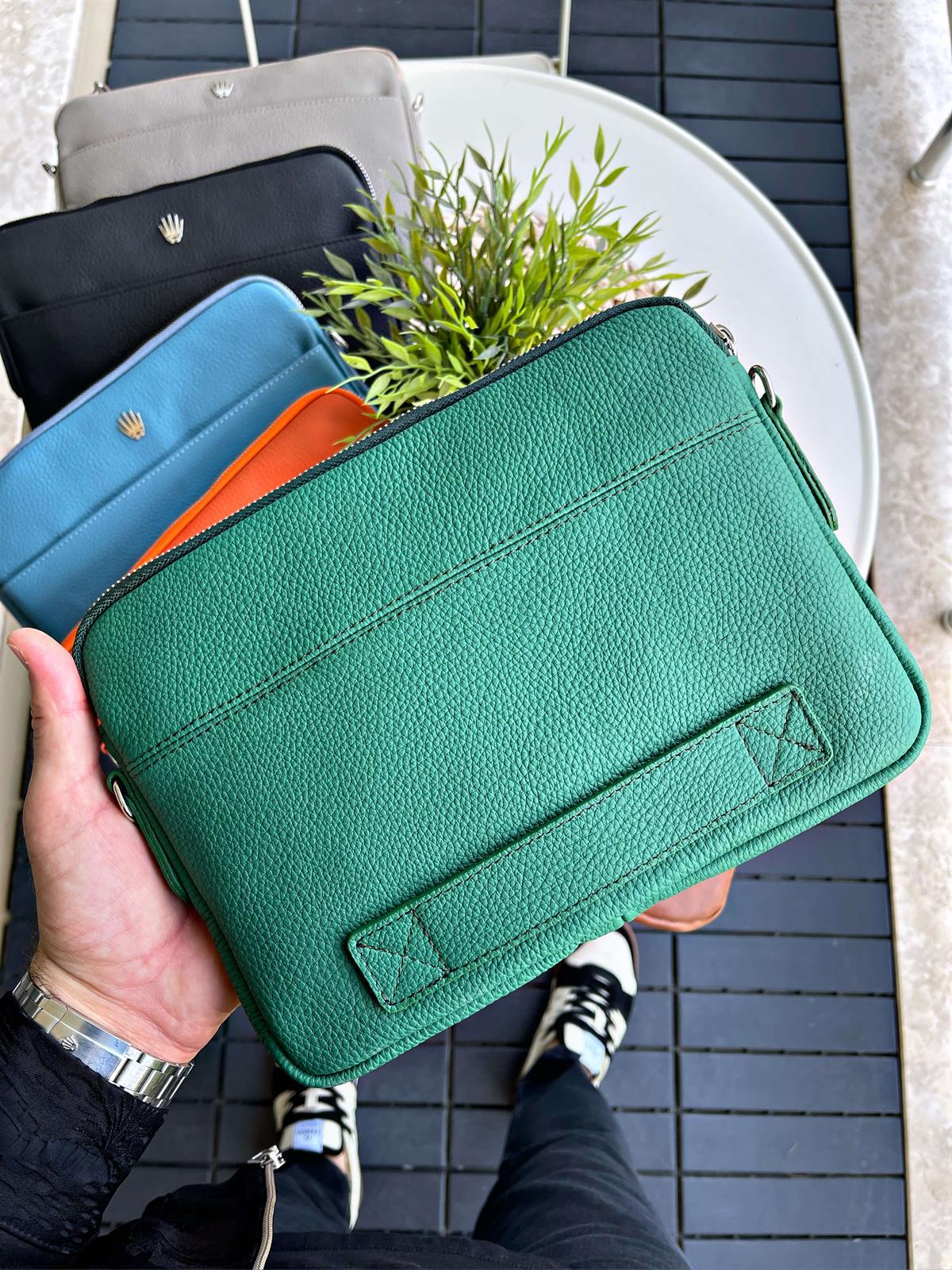 HAKİKİ DERİ ERKEK&KADIN YEŞİL LAPTOP&EVRAK ÇANTASI,KAĞIT PARA BÖLMELİ,12 ADET KART ALANI,GÜVENLİ SAKLAMA İÇİN ÇELİK FERMUARLI KİLİT SİSTEMLİ ORGANİZATÖR SEYAHAT VE İŞ ÇANTASILAPTOP&EVRAK ÇANTASI KONSEPTWATCHOFROYALMAESTRIAWHAKİKİ DERİ ERKEK&KADIN YEŞİL LAPTOP&EVRAK ÇANTASI,KAĞIT PARA BÖLMELİ,12 ADET KART ALANI,GÜVENLİ SAKLAMA İÇİN ÇELİK FERMUARLI KİLİT SİSTEMLİ ORGANİZATÖR SEYAHAT VE İŞ ÇANTASI