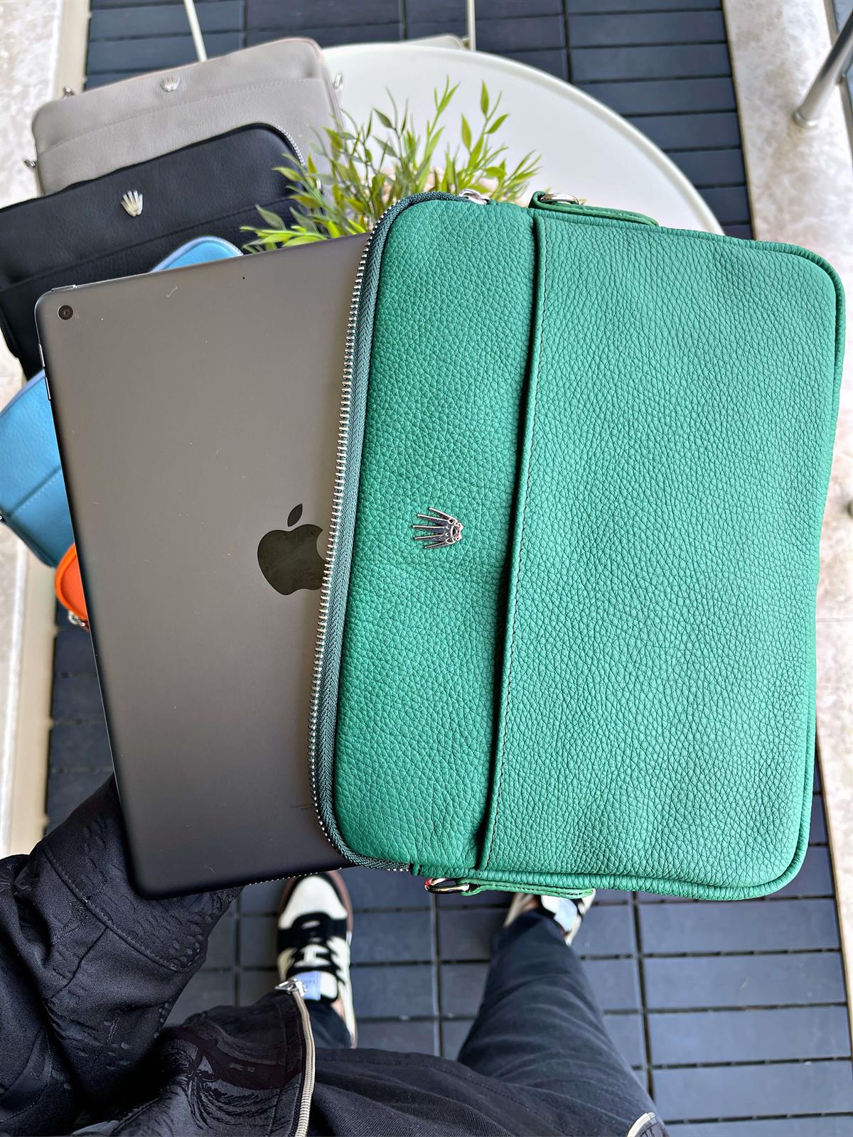 HAKİKİ DERİ ERKEK&KADIN YEŞİL LAPTOP&EVRAK ÇANTASI,KAĞIT PARA BÖLMELİ,12 ADET KART ALANI,GÜVENLİ SAKLAMA İÇİN ÇELİK FERMUARLI KİLİT SİSTEMLİ ORGANİZATÖR SEYAHAT VE İŞ ÇANTASILAPTOP&EVRAK ÇANTASI KONSEPTWATCHOFROYALMAESTRIAWHAKİKİ DERİ ERKEK&KADIN YEŞİL LAPTOP&EVRAK ÇANTASI,KAĞIT PARA BÖLMELİ,12 ADET KART ALANI,GÜVENLİ SAKLAMA İÇİN ÇELİK FERMUARLI KİLİT SİSTEMLİ ORGANİZATÖR SEYAHAT VE İŞ ÇANTASI