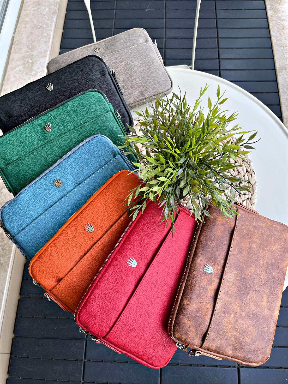 HAKİKİ DERİ ERKEK&KADIN YEŞİL LAPTOP&EVRAK ÇANTASI,KAĞIT PARA BÖLMELİ,12 ADET KART ALANI,GÜVENLİ SAKLAMA İÇİN ÇELİK FERMUARLI KİLİT SİSTEMLİ ORGANİZATÖR SEYAHAT VE İŞ ÇANTASILAPTOP&EVRAK ÇANTASI KONSEPTWATCHOFROYALMAESTRIAWHAKİKİ DERİ ERKEK&KADIN YEŞİL LAPTOP&EVRAK ÇANTASI,KAĞIT PARA BÖLMELİ,12 ADET KART ALANI,GÜVENLİ SAKLAMA İÇİN ÇELİK FERMUARLI KİLİT SİSTEMLİ ORGANİZATÖR SEYAHAT VE İŞ ÇANTASI