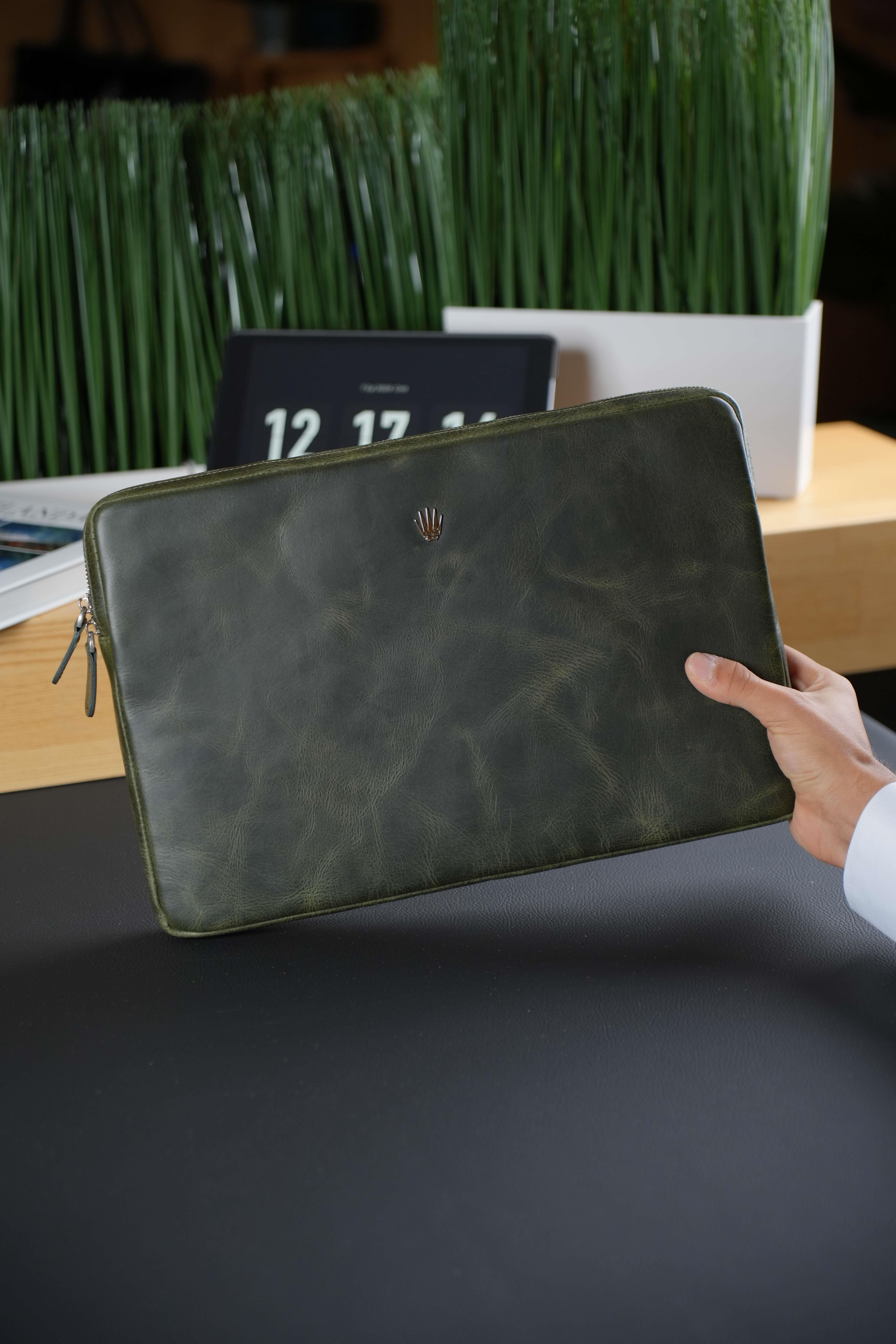 Premium Hakiki Deri Yeşil El Çantası Fermuarlı Notebook Organizatör BouchesBusinness BagWATCHOFROYALBOUCHESPremium Hakiki Deri Yeşil El Çantası Fermuarlı Notebook Organizatör Bouches