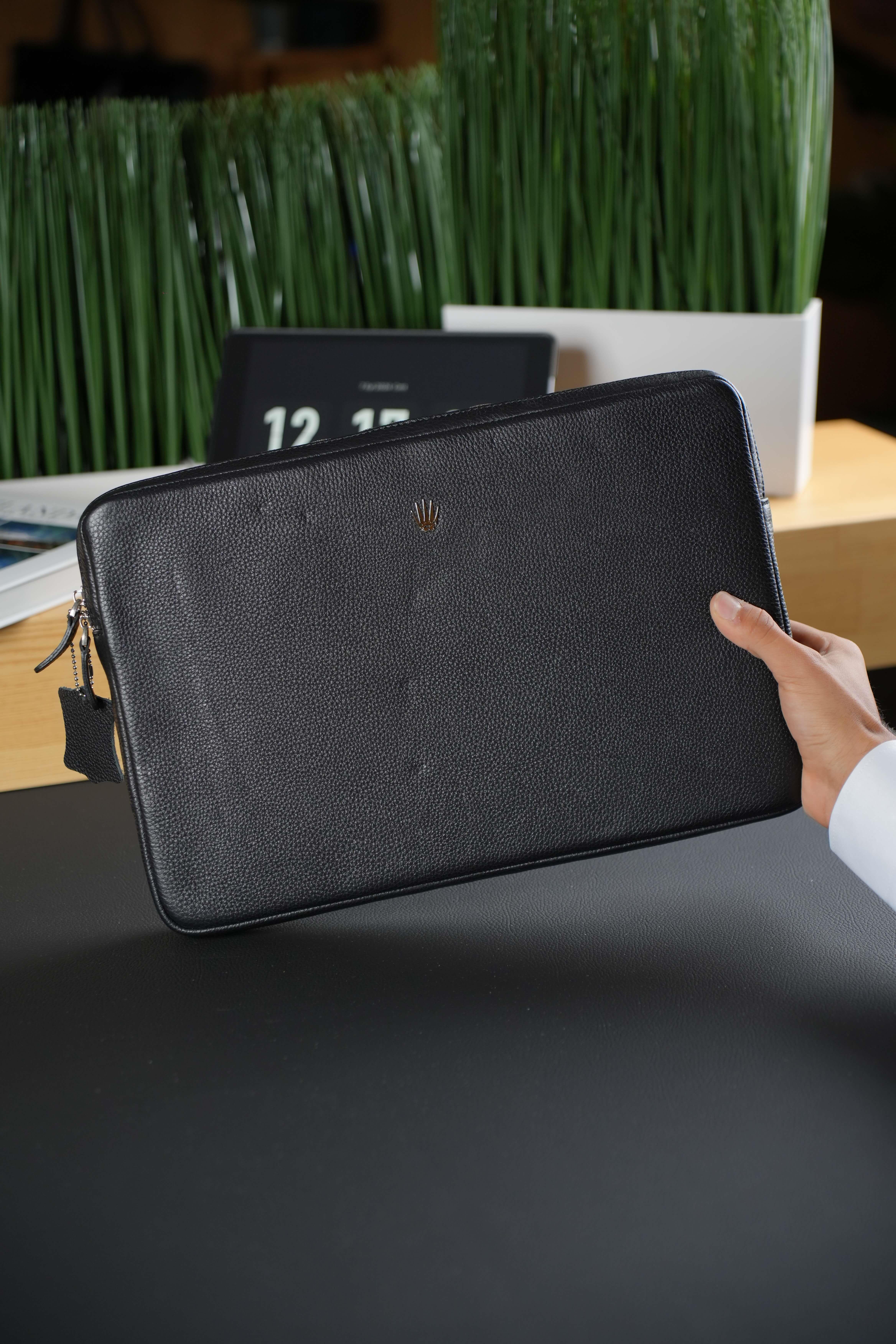 Premium Hakiki Deri Flotter Siyah El Çantası Fermuarlı Notebook Organizatör BouchesLaptop&Evrak ÇantasıWATCHOFROYALBOUCHESPremium Hakiki Deri Flotter Siyah El Çantası Fermuarlı Notebook Organizatör Bouches