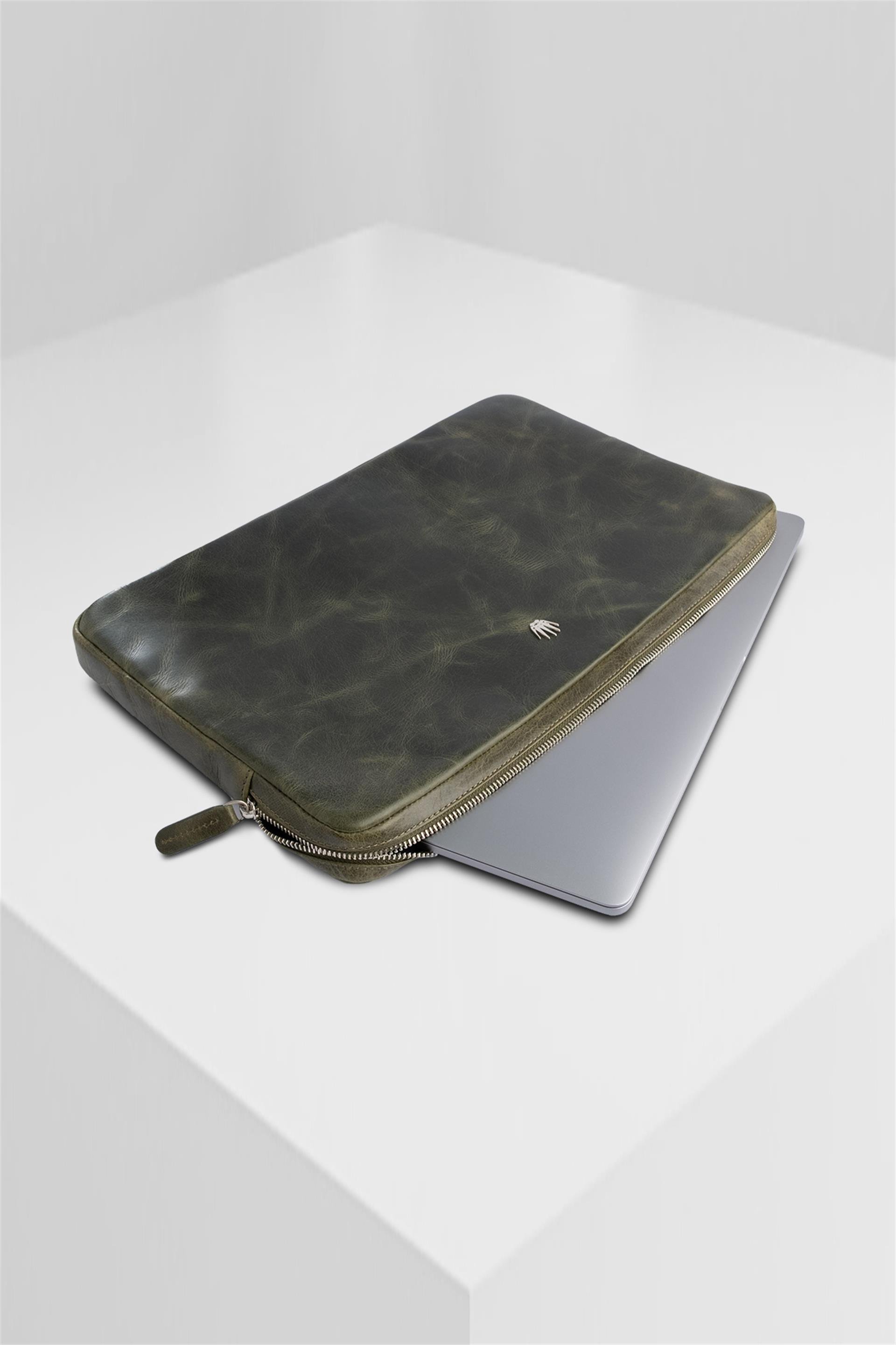 BOUCHES CRAZY GREEN HAKİKİ DERİ CLUTCH EL ÇANTASILAPTOP&EVRAK ÇANTASIWATCHOFROYALBOUCHESCRAZYGREENBOUCHES CRAZY GREEN HAKİKİ DERİ CLUTCH EL ÇANTASI