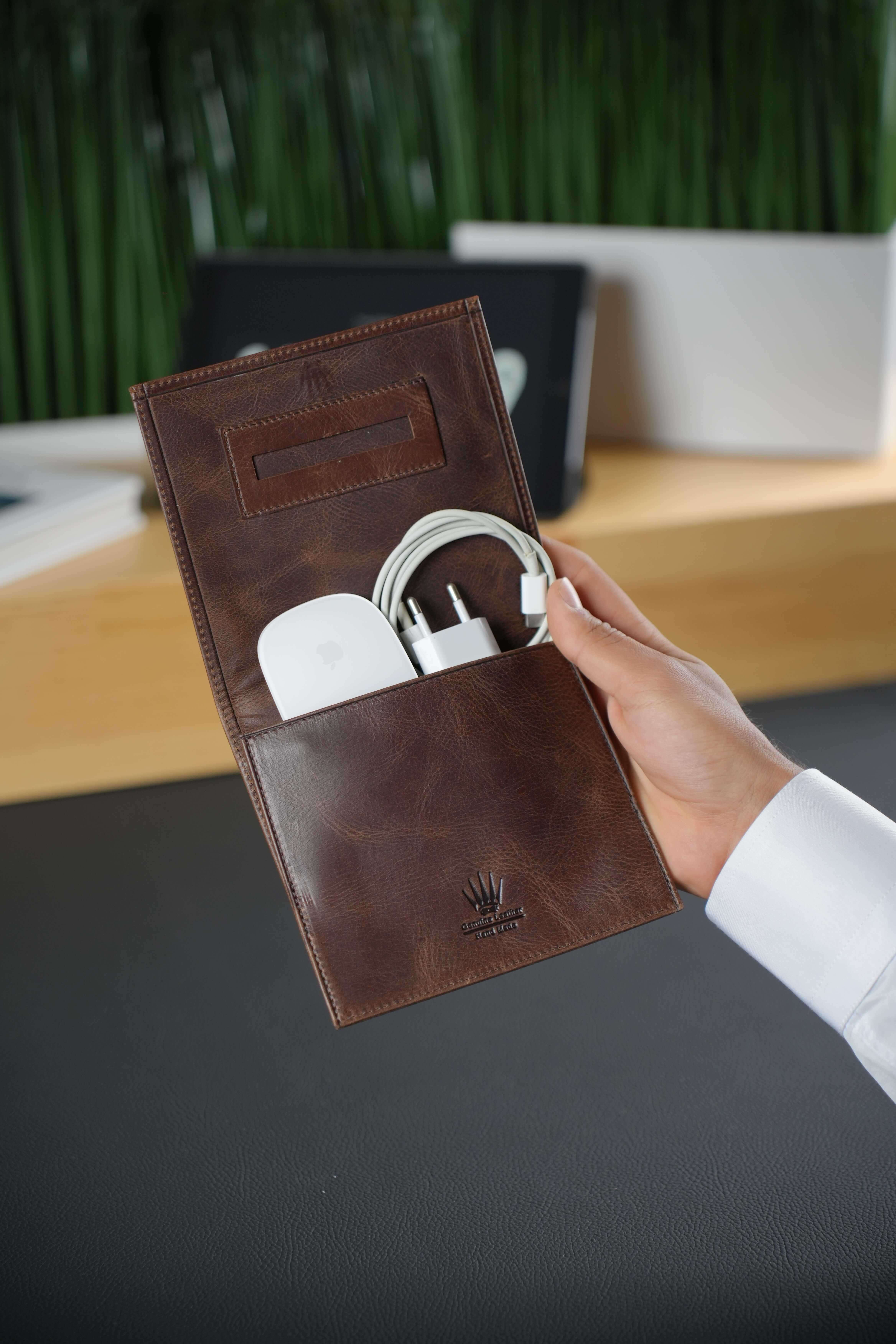 TechGear Kahverengi Hakiki Deri Organizer - Mouse, Şarj Aleti ve Kablo DüzenleyiciBusinness BagWATCHOFROYALTechGearTechGear Kahverengi Hakiki Deri Organizer - Mouse, Şarj Aleti ve Kablo Düzenleyici