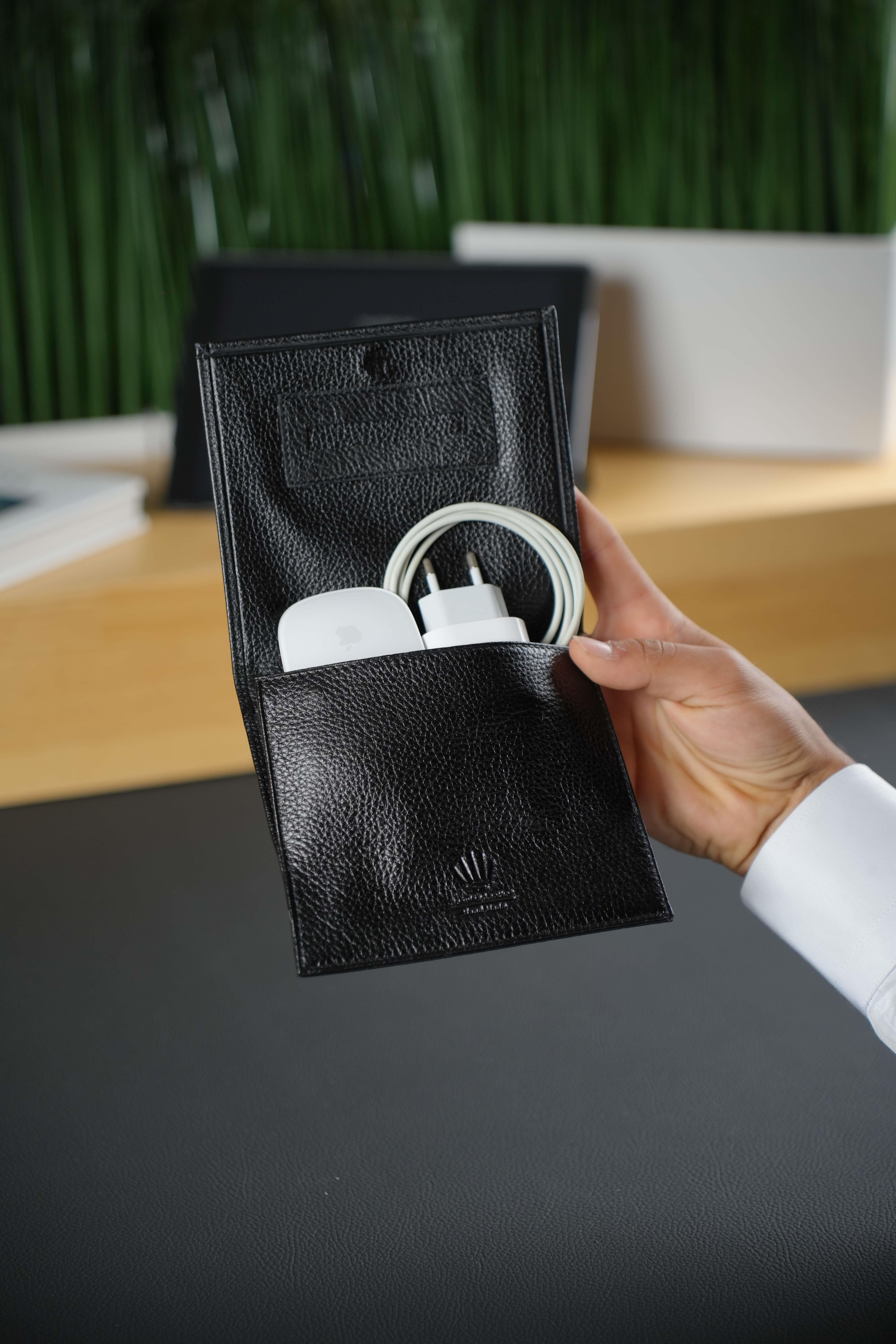 TechGear Siyah Hakiki Deri Organizer - Mouse, Şarj Aleti ve Kablo DüzenleyiciBusinness BagWATCHOFROYALTechGearTechGear Siyah Hakiki Deri Organizer - Mouse, Şarj Aleti ve Kablo Düzenleyici