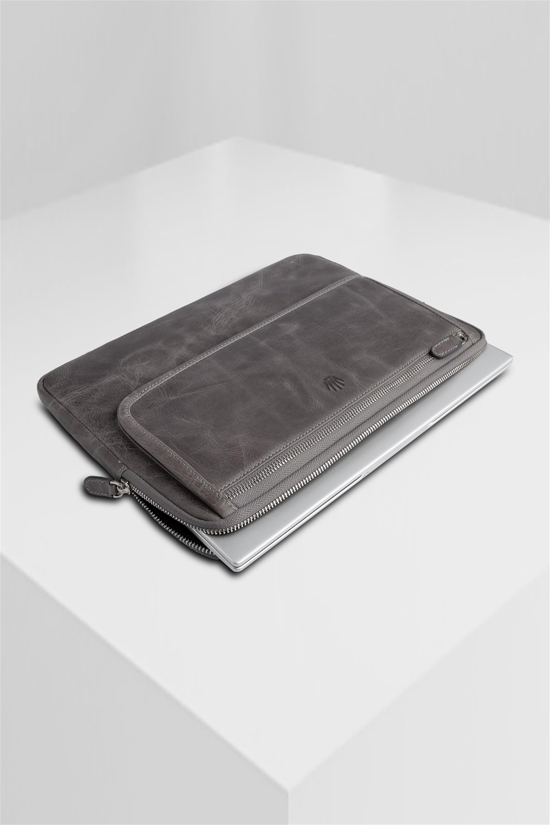 WRISTLET GREY HAKİKİ DERİ EL ÇANTASILAPTOP&EVRAK ÇANTASIWATCHOFROYALWRSTLTGWRISTLET GREY HAKİKİ DERİ EL ÇANTASI