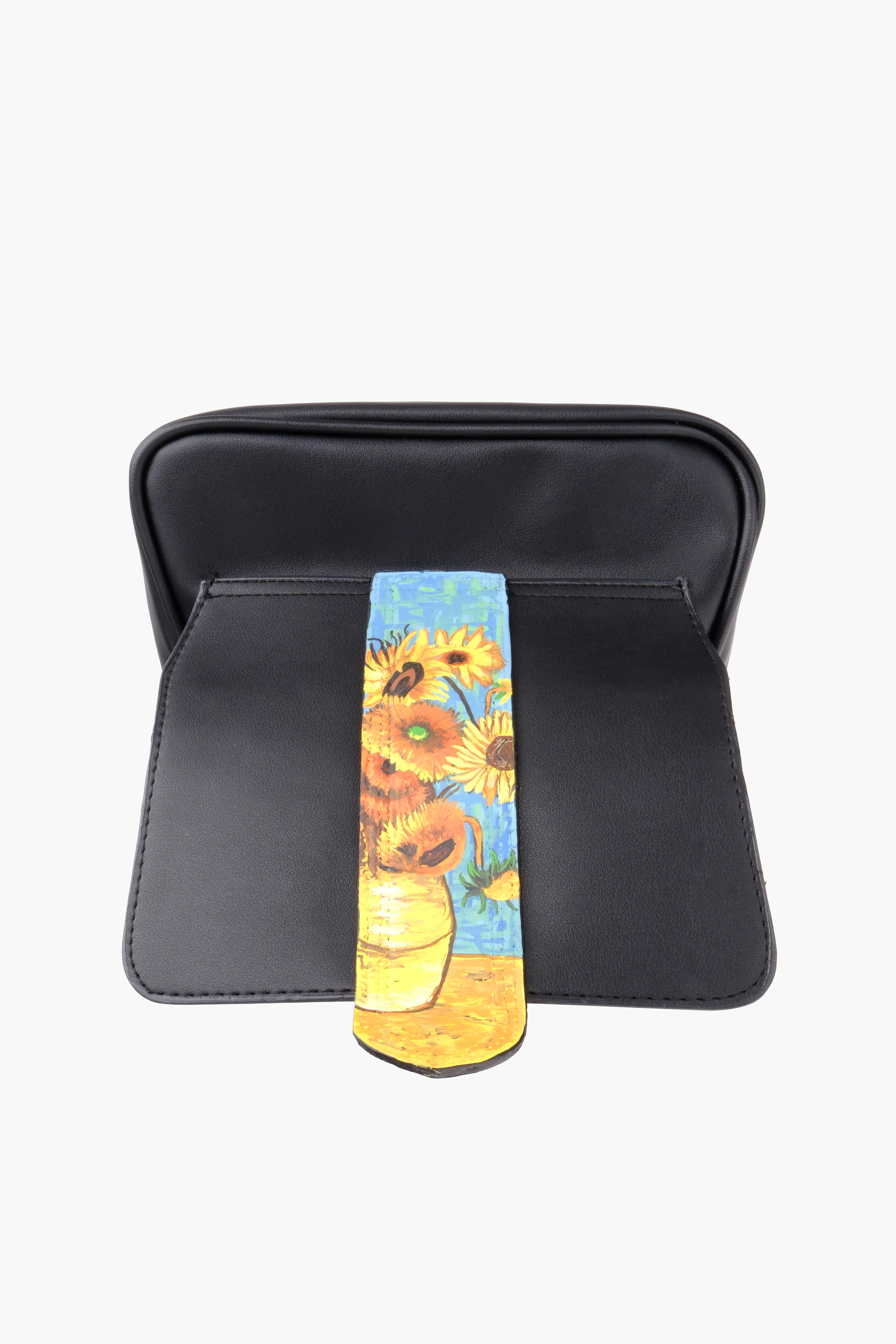 Kadın Onbeş Ay Çiçekli Vazo Siyah Askılı Deri Ve Omuz Çantası JulietteOmuz ÇantasıWATCHOFROYALJULIETTEKadın Onbeş Ay Çiçekli Vazo Siyah Askılı Deri Ve Omuz Çantası Juliette