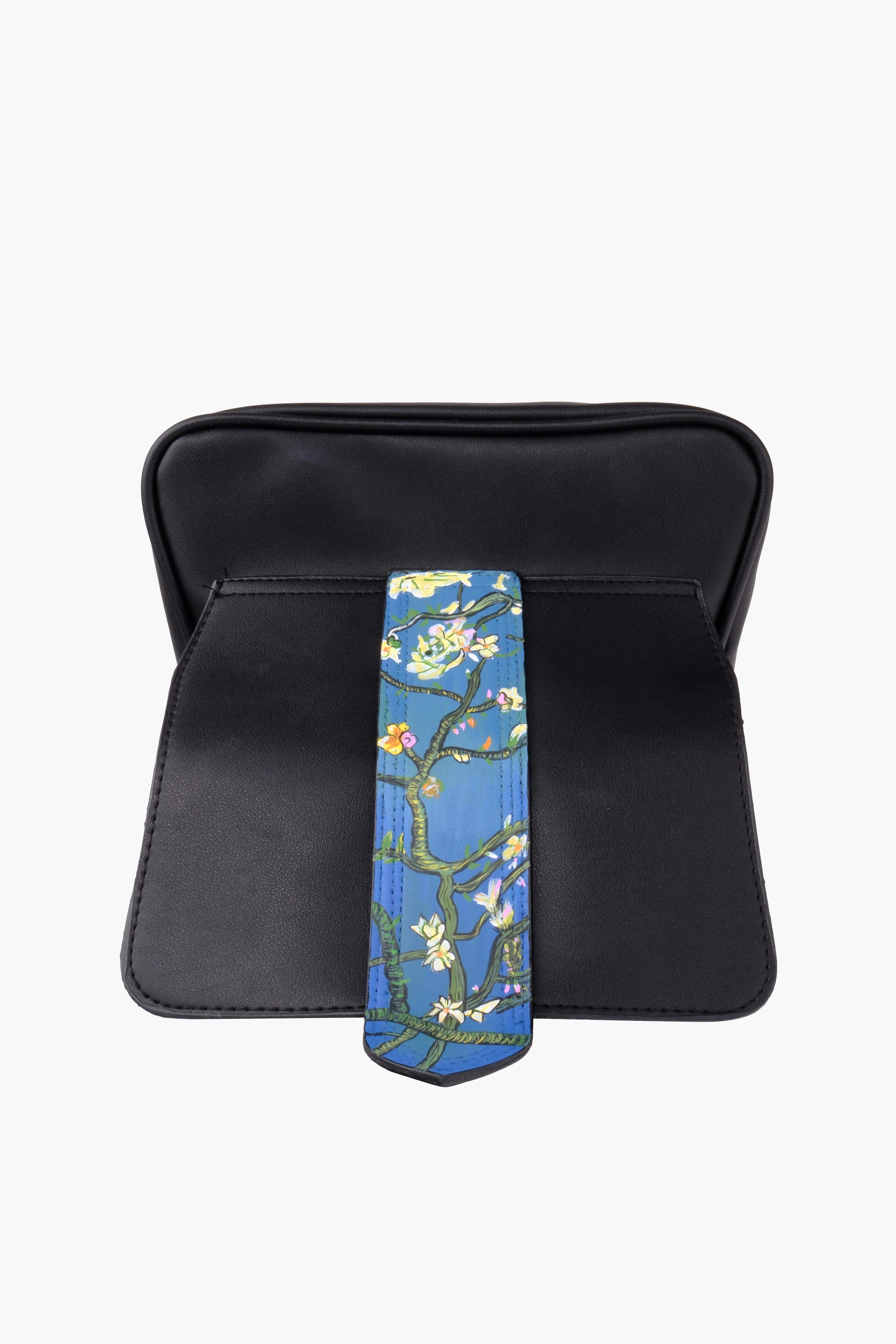 Kadın Çiçek Açan Badem Ağacı Siyah Askılı Deri Ve Omuz Çantası JulietteOmuz ÇantasıWATCHOFROYALJULIETTEKadın Çiçek Açan Badem Ağacı Siyah Askılı Deri Ve Omuz Çantası Juliette