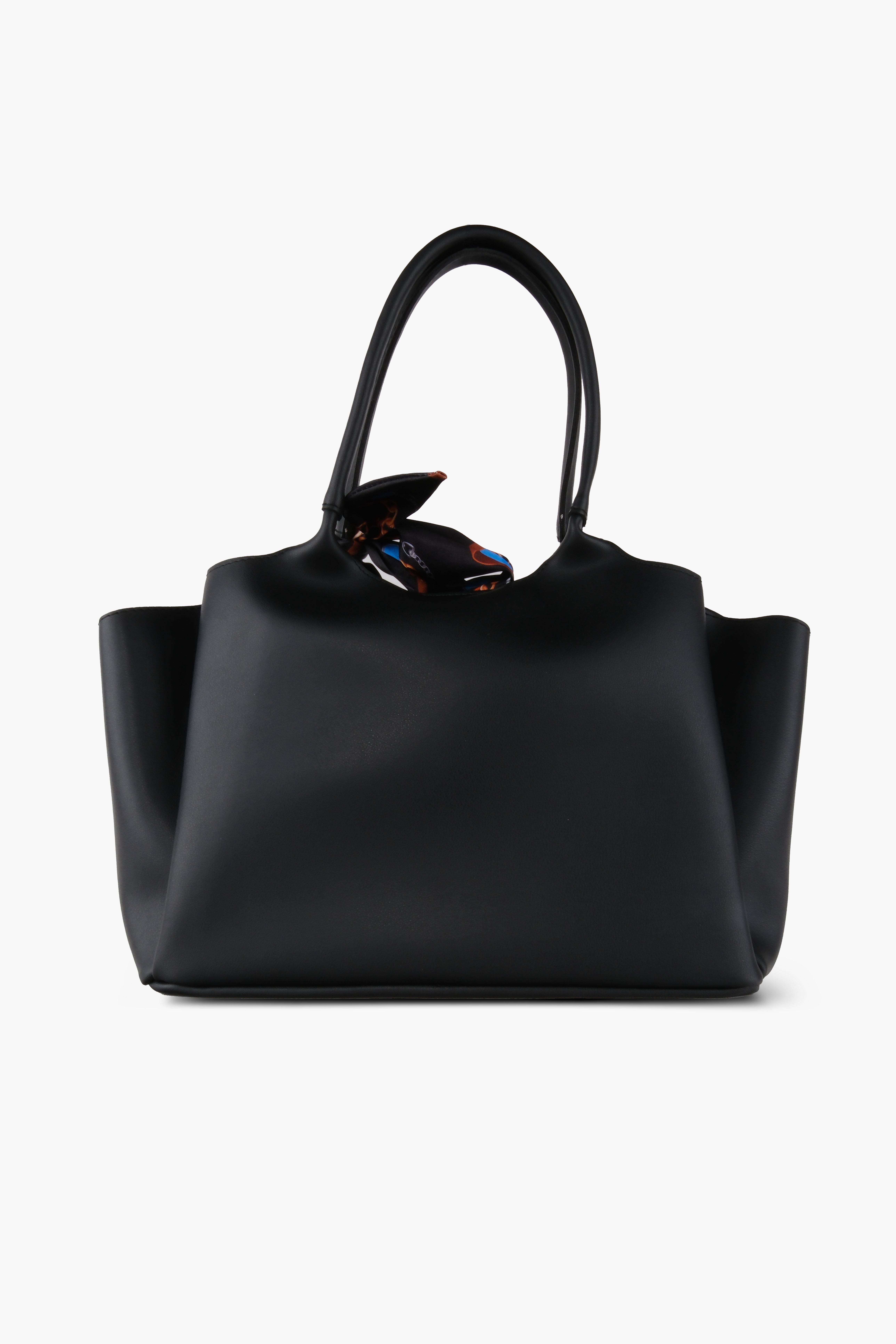 Kadın Siyah Fular Aksesuarlı Yumuşak Deri Omuz Çantası LenaOmuz ÇantasıWATCHOFROYALLENAKadın Siyah Fular Aksesuarlı Yumuşak Deri Omuz Çantası Lena