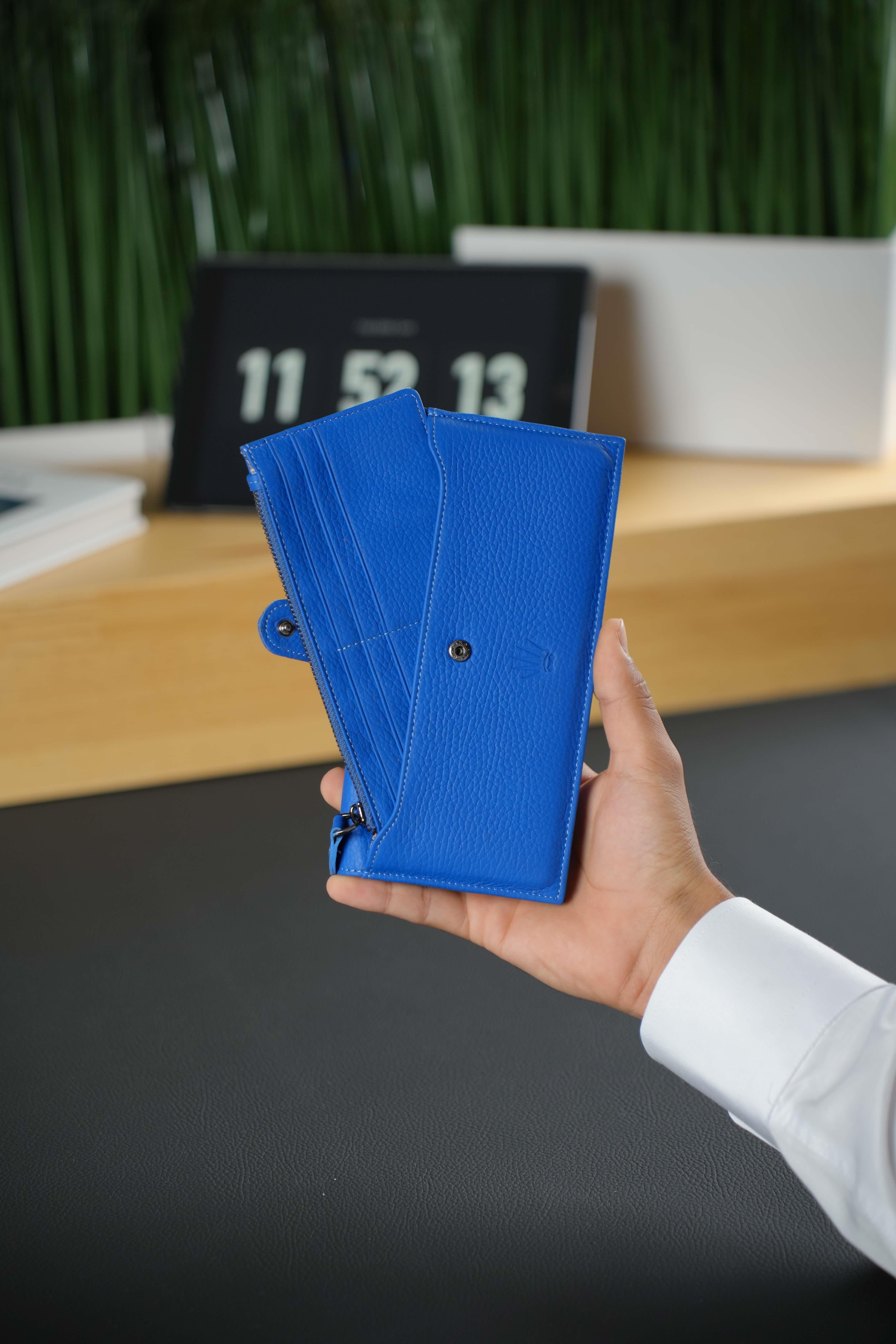 Hakiki Deri Cüzdan Mavi Telefon Cüzdanı 13 Kart Bölmeli Çıkarılabilir Kartlık ve Portföy Çanta EmpirePhone WalletWATCHOFROYALEMPIREHakiki Deri Cüzdan Mavi Telefon Cüzdanı 13 Kart Bölmeli Çıkarılabilir Kartlık ve Portföy Çanta Empire