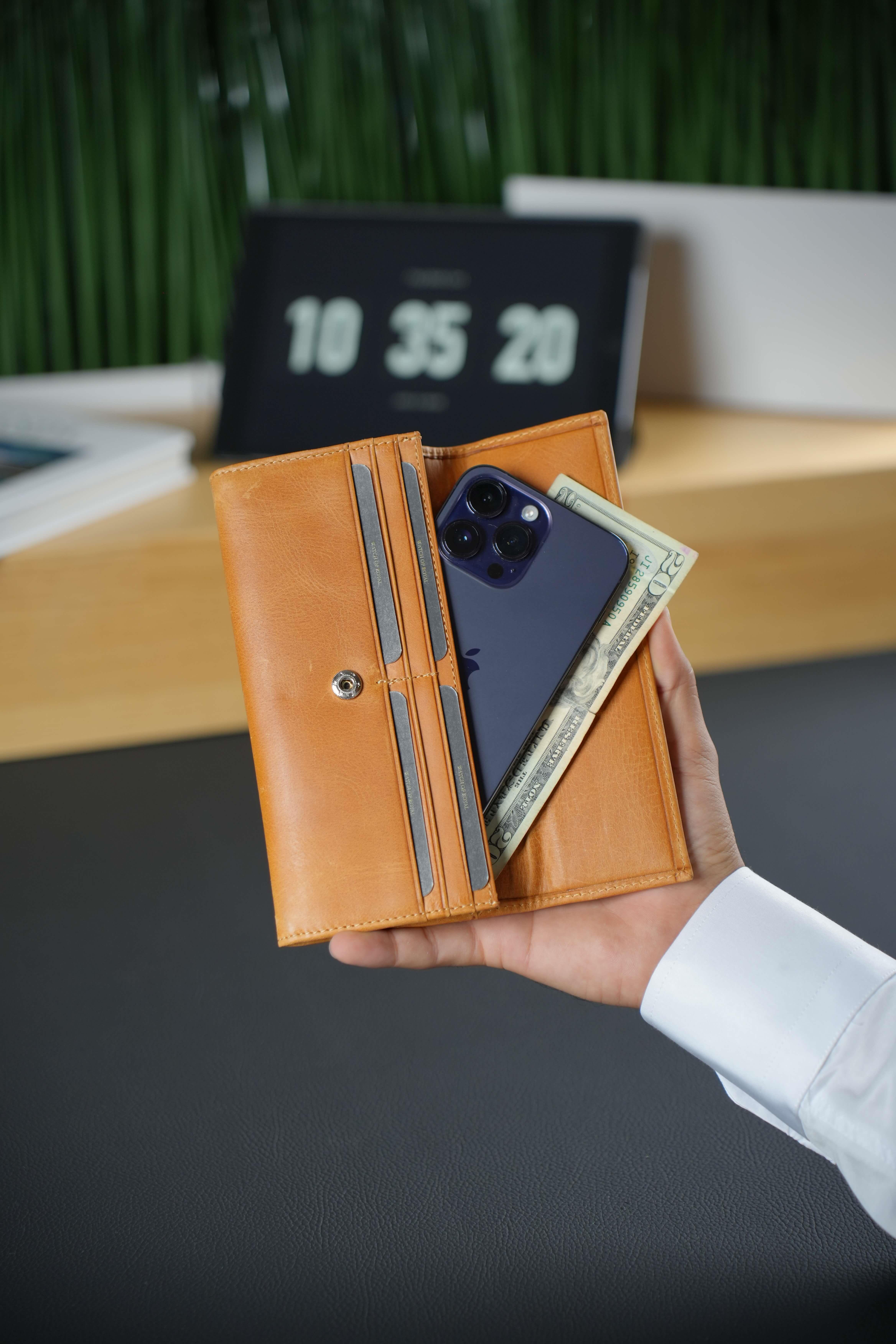 Hakiki Deri Cüzdan Sarı Telefon Cüzdanı 13 Kart Bölmeli %100 Deri Çıtçıtlı Portföy Çanta LukeTelefon Cüzdanı KonseptWATCHOFROYALLUKEHakiki Deri Cüzdan Sarı Telefon Cüzdanı 13 Kart Bölmeli %100 Deri Çıtçıtlı Portföy Çanta Luke