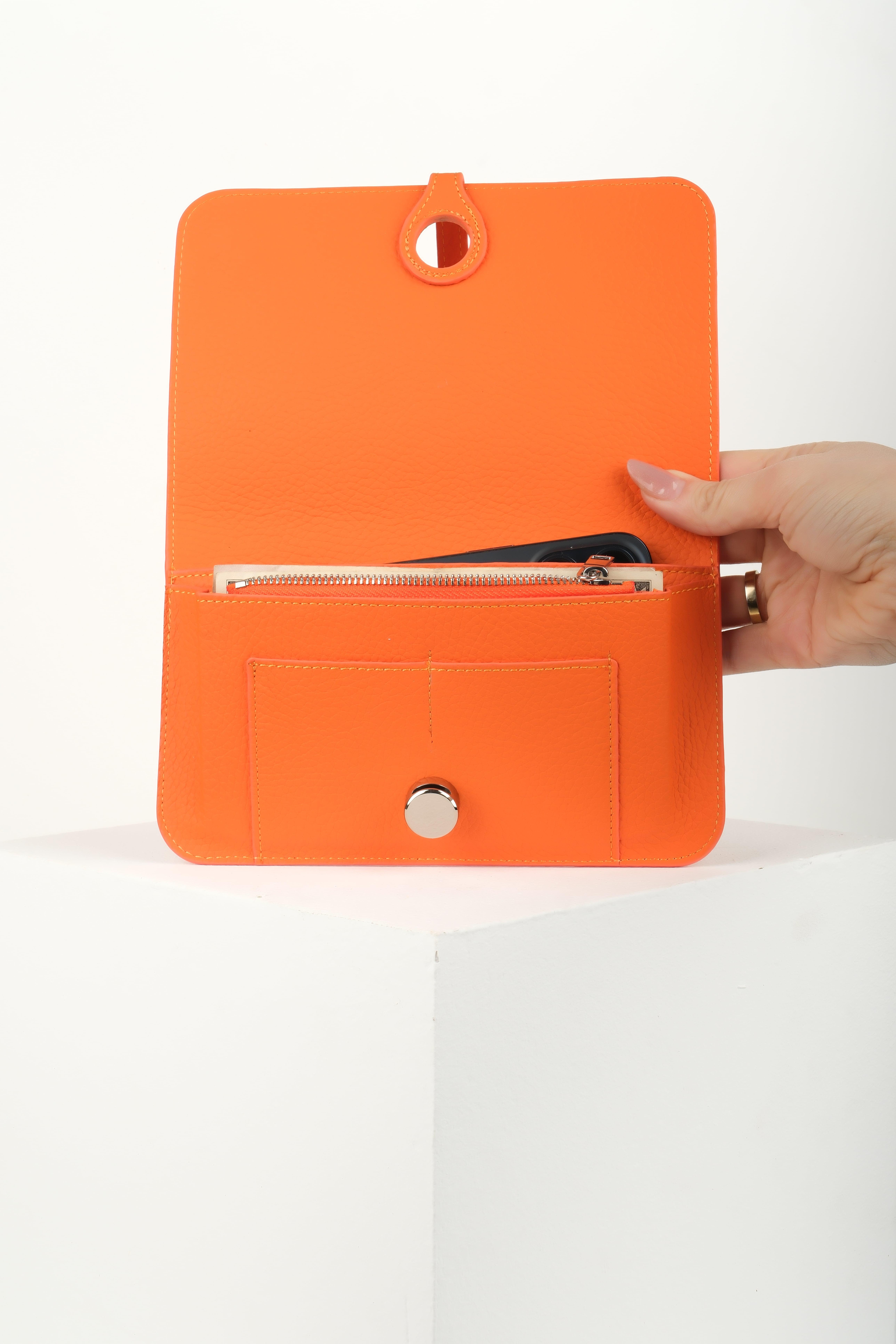 DIONİS TURUNCU HAKİKİ DERİ TELEFON CÜZDANI VE KARTLIKTelefon CüzdanıWATCHOFROYALdionisDIONİS TURUNCU HAKİKİ DERİ TELEFON CÜZDANI VE KARTLIK